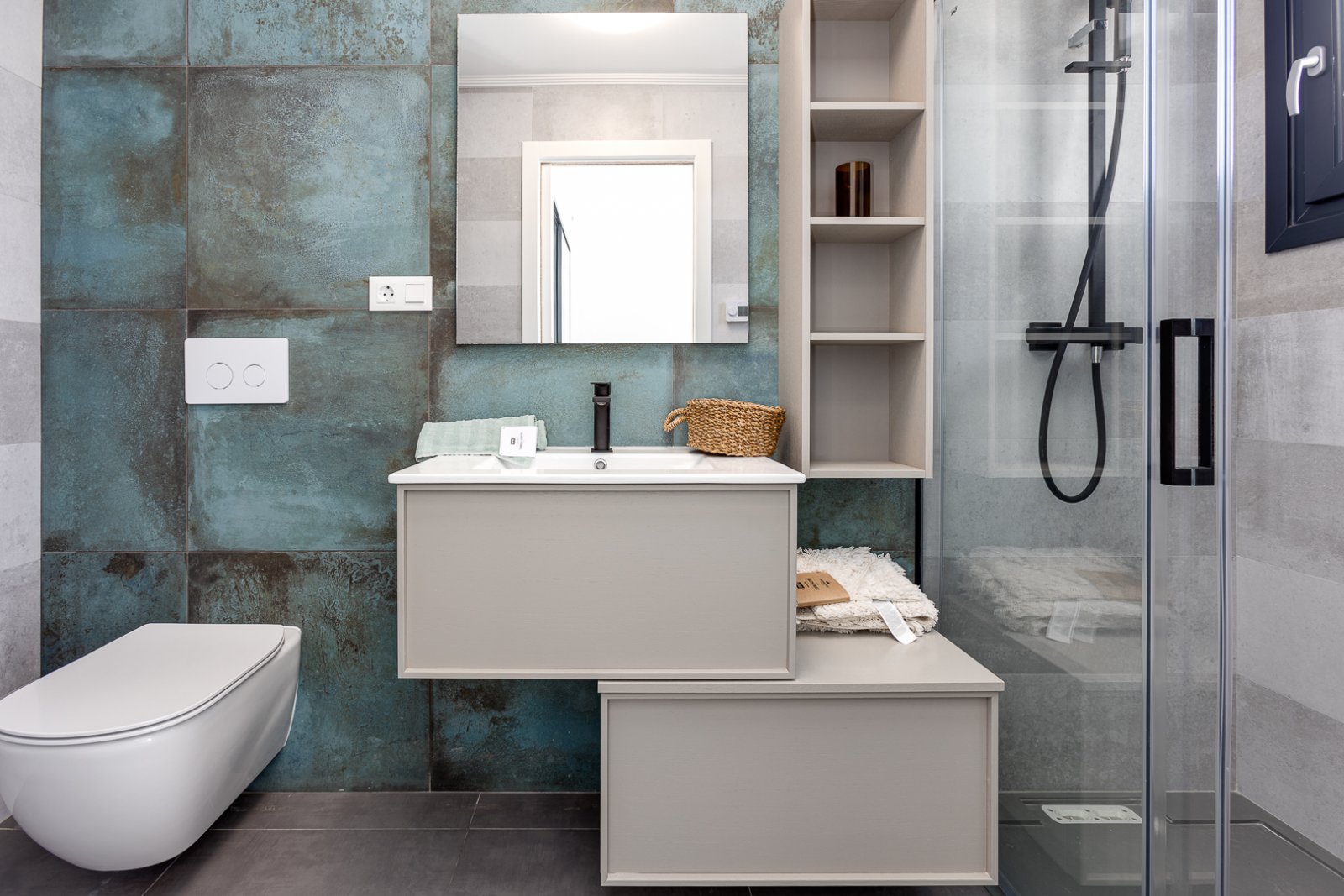  In der charmanten Gegend von La Mata gelegen, bietet dieses exklusive Wohnangebot zwei unabhängige Immobilien, die sich durch ihre Nähe zum Meer ausz