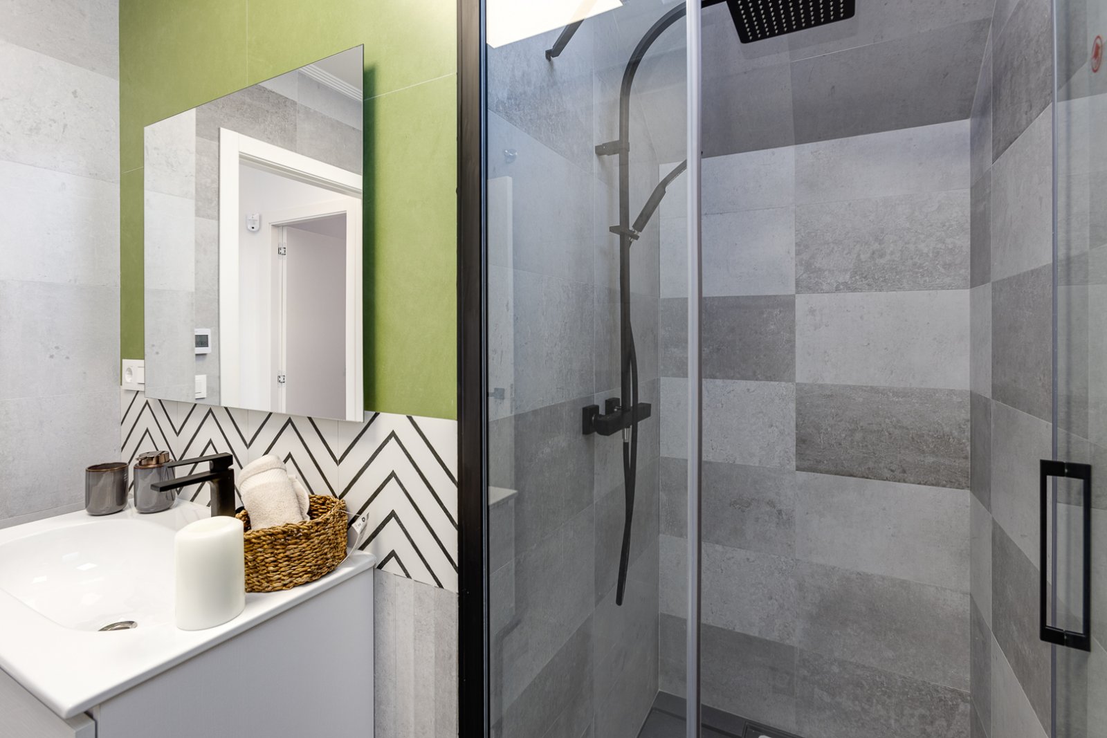  In der charmanten Gegend von La Mata gelegen, bietet dieses exklusive Wohnangebot zwei unabhängige Immobilien, die sich durch ihre Nähe zum Meer ausz