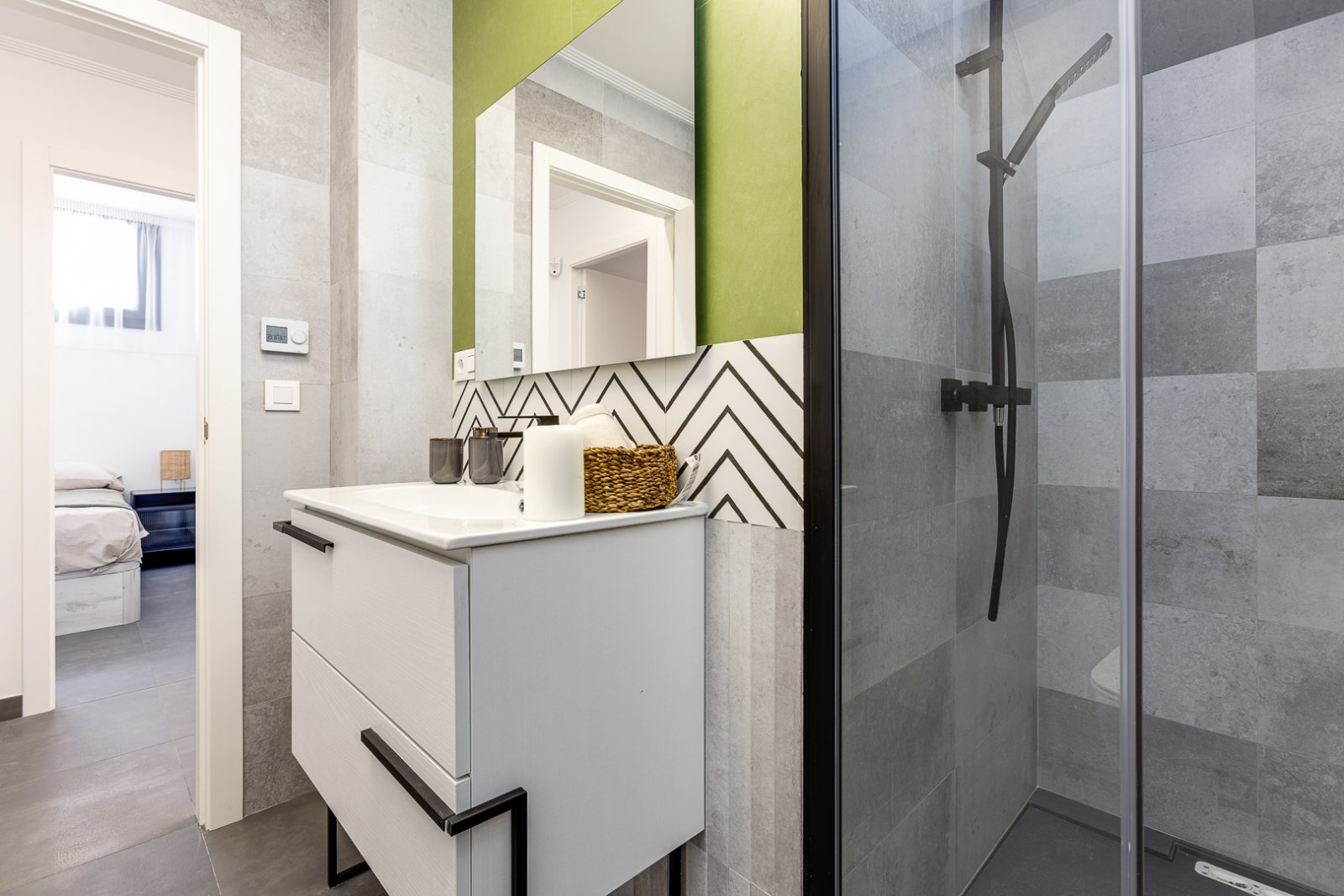  In der charmanten Gegend von La Mata gelegen, bietet dieses exklusive Wohnangebot zwei unabhängige Immobilien, die sich durch ihre Nähe zum Meer ausz