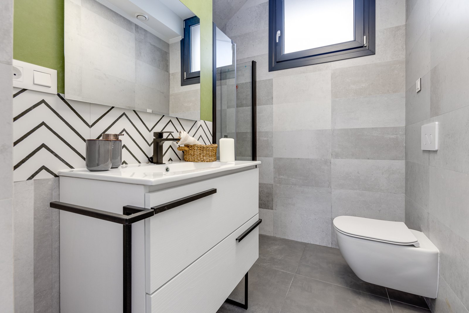  In der charmanten Gegend von La Mata gelegen, bietet dieses exklusive Wohnangebot zwei unabhängige Immobilien, die sich durch ihre Nähe zum Meer ausz