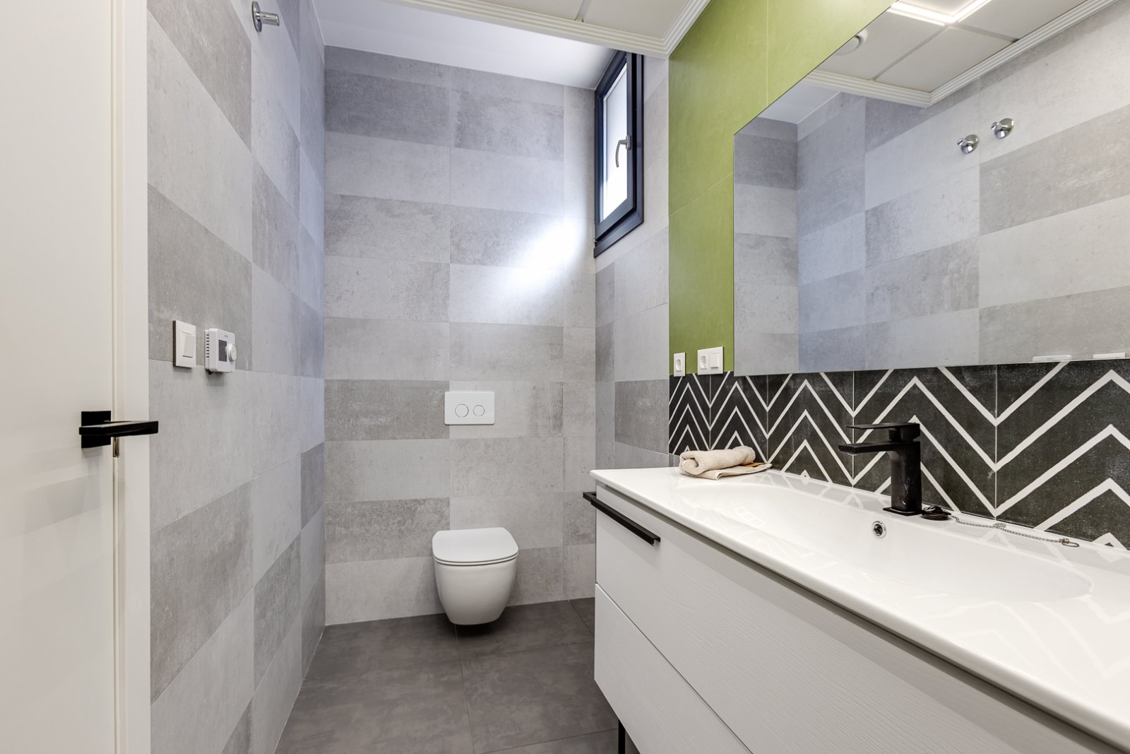  In der charmanten Gegend von La Mata gelegen, bietet dieses exklusive Wohnangebot zwei unabhängige Immobilien, die sich durch ihre Nähe zum Meer ausz