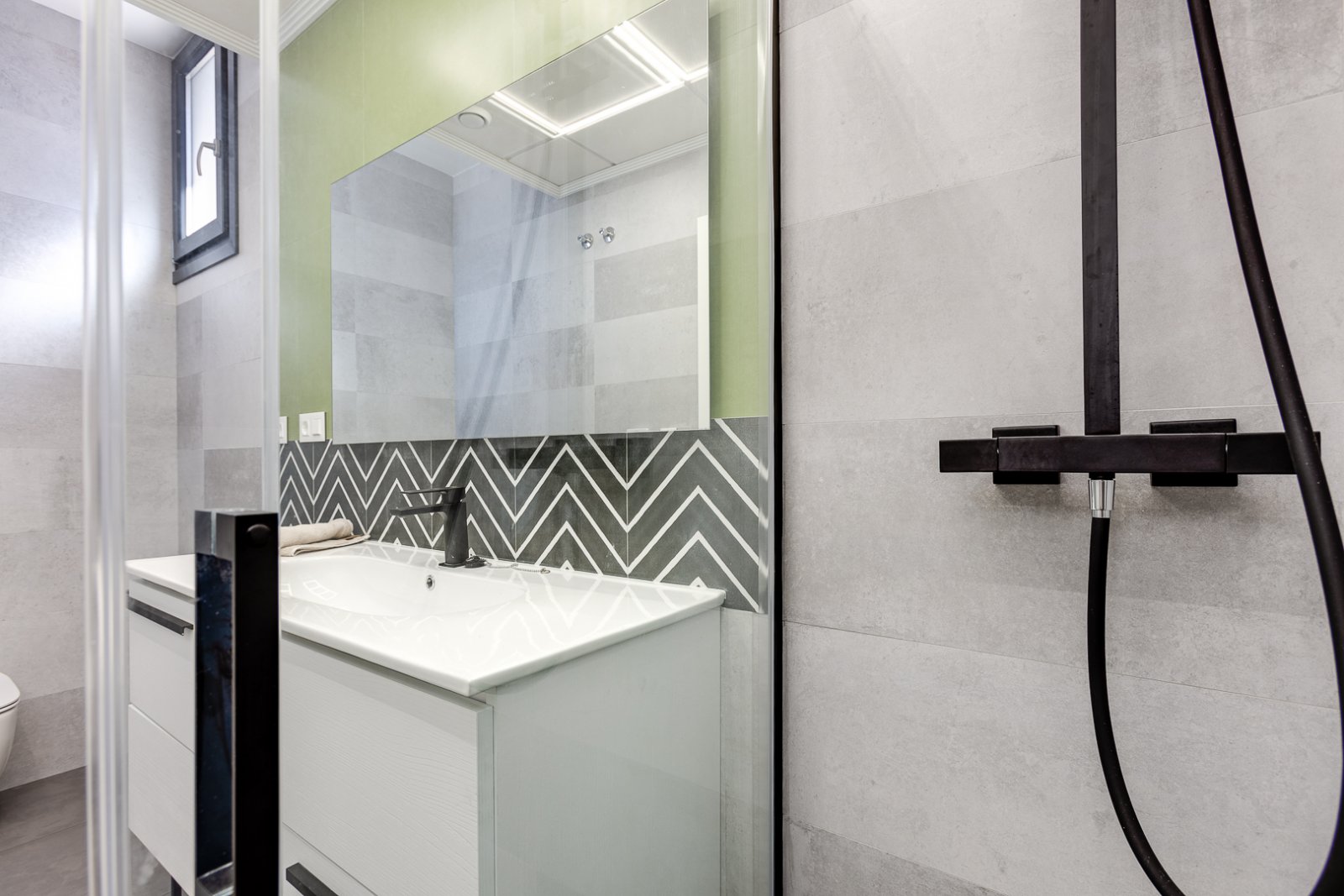  In der charmanten Gegend von La Mata gelegen, bietet dieses exklusive Wohnangebot zwei unabhängige Immobilien, die sich durch ihre Nähe zum Meer ausz