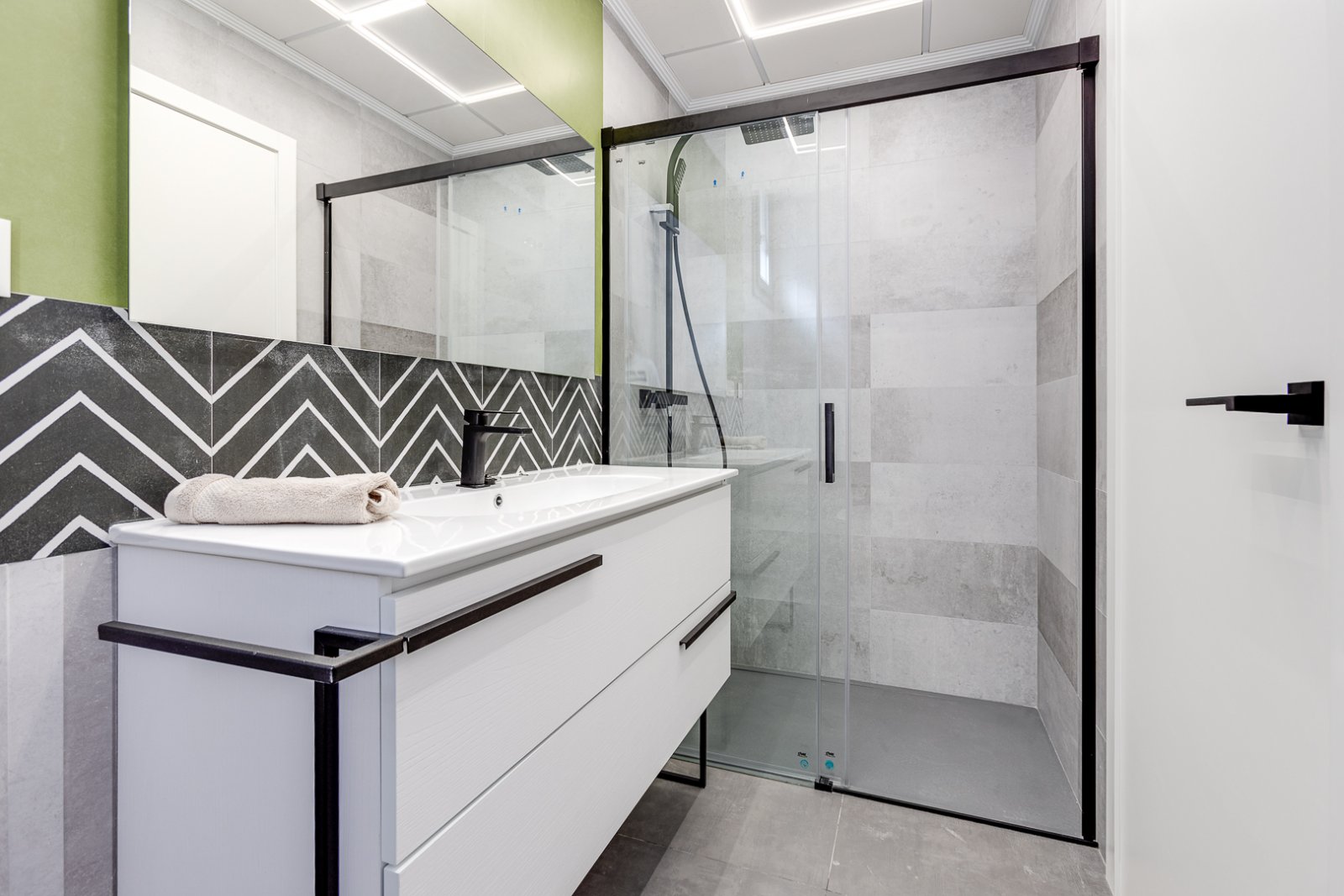  In der charmanten Gegend von La Mata gelegen, bietet dieses exklusive Wohnangebot zwei unabhängige Immobilien, die sich durch ihre Nähe zum Meer ausz