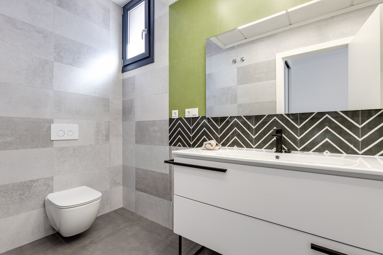  In der charmanten Gegend von La Mata gelegen, bietet dieses exklusive Wohnangebot zwei unabhängige Immobilien, die sich durch ihre Nähe zum Meer ausz