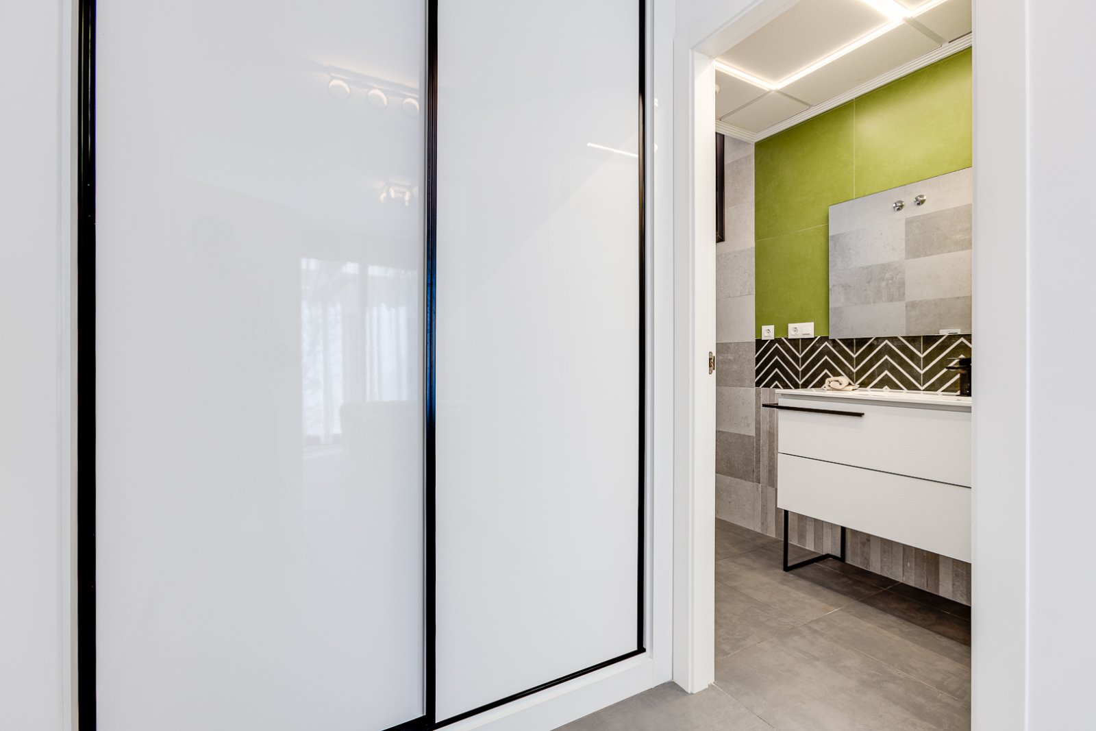  In der charmanten Gegend von La Mata gelegen, bietet dieses exklusive Wohnangebot zwei unabhängige Immobilien, die sich durch ihre Nähe zum Meer ausz