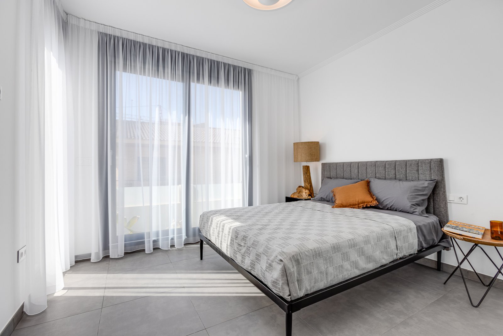  In der charmanten Gegend von La Mata gelegen, bietet dieses exklusive Wohnangebot zwei unabhängige Immobilien, die sich durch ihre Nähe zum Meer ausz