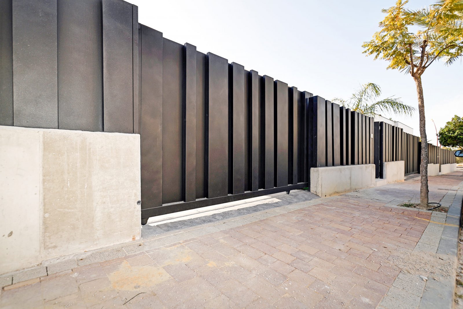 In der charmanten Stadt Molina de Segura gelegen, bietet dieser Wohnkomplex 34 unabhängige Häuser, die Komfort und Modernität vereinen. Die Immobilie