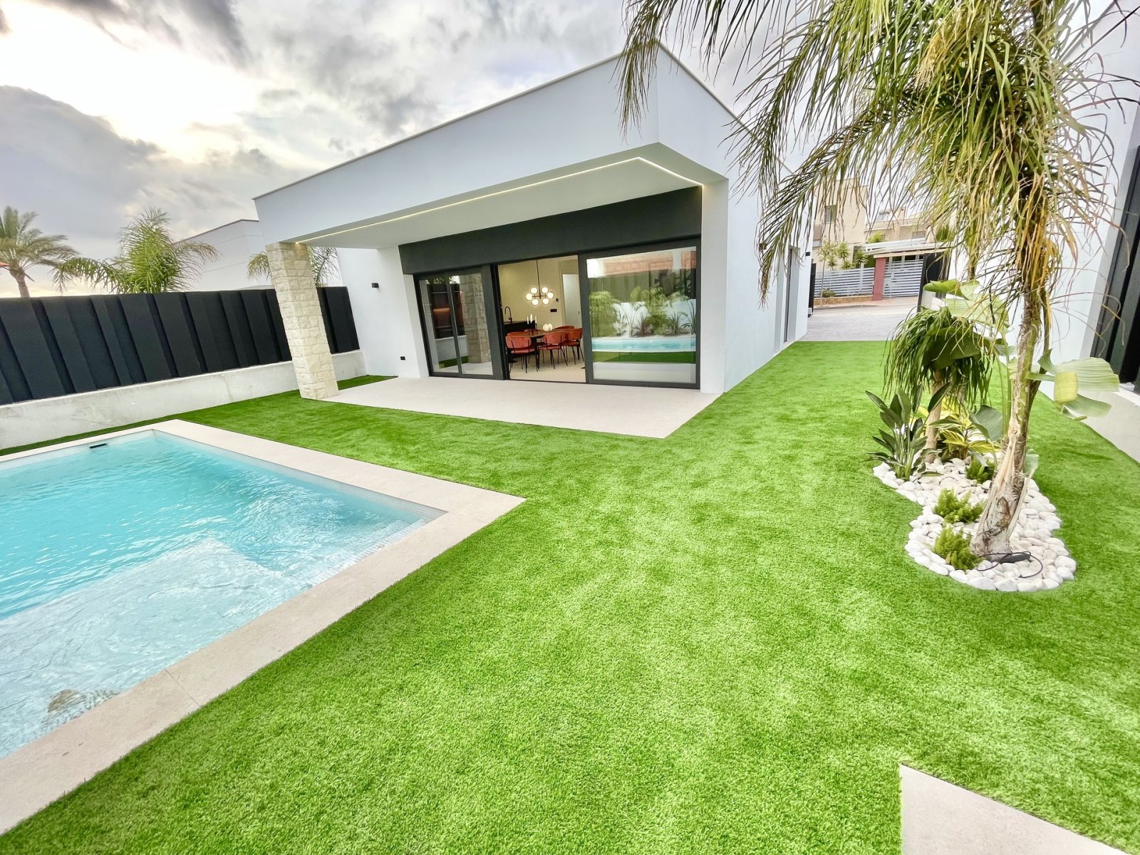 In der charmanten Stadt Molina de Segura gelegen, bietet dieser Wohnkomplex 34 unabhängige Häuser, die Komfort und Modernität vereinen. Die Immobilie