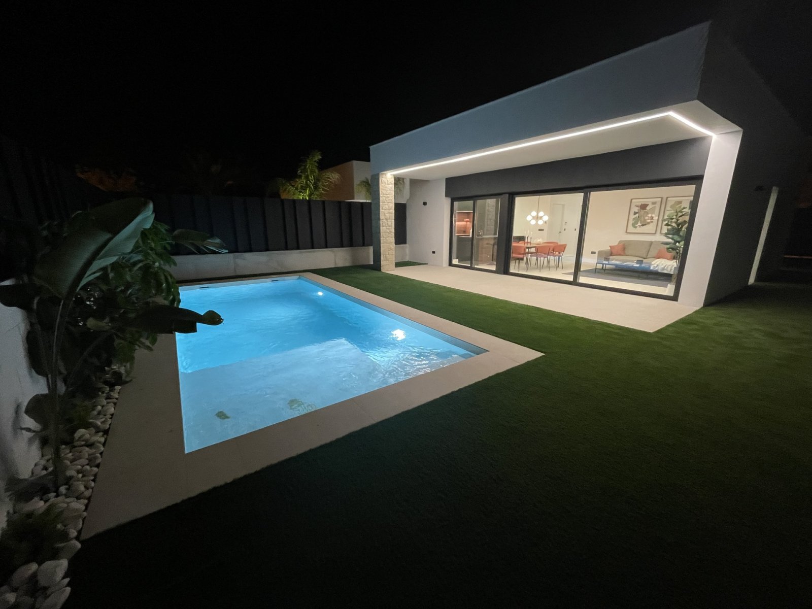 In der charmanten Stadt Molina de Segura gelegen, bietet dieser Wohnkomplex 34 unabhängige Häuser, die Komfort und Modernität vereinen. Die Immobilie