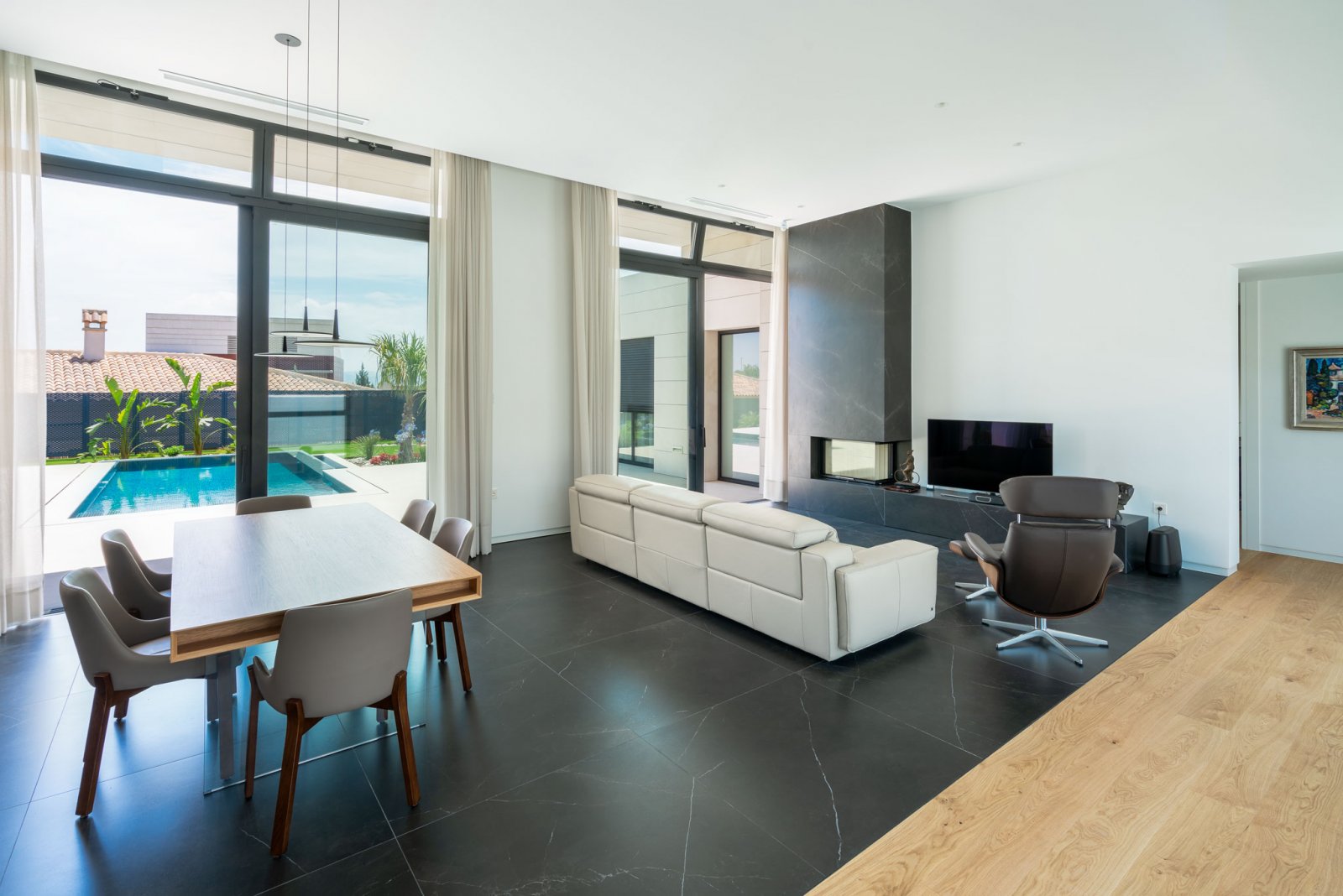 In der charmanten Stadt Molina de Segura gelegen, bietet dieser Wohnkomplex 34 unabhängige Häuser, die Komfort und Modernität vereinen. Die Immobilie