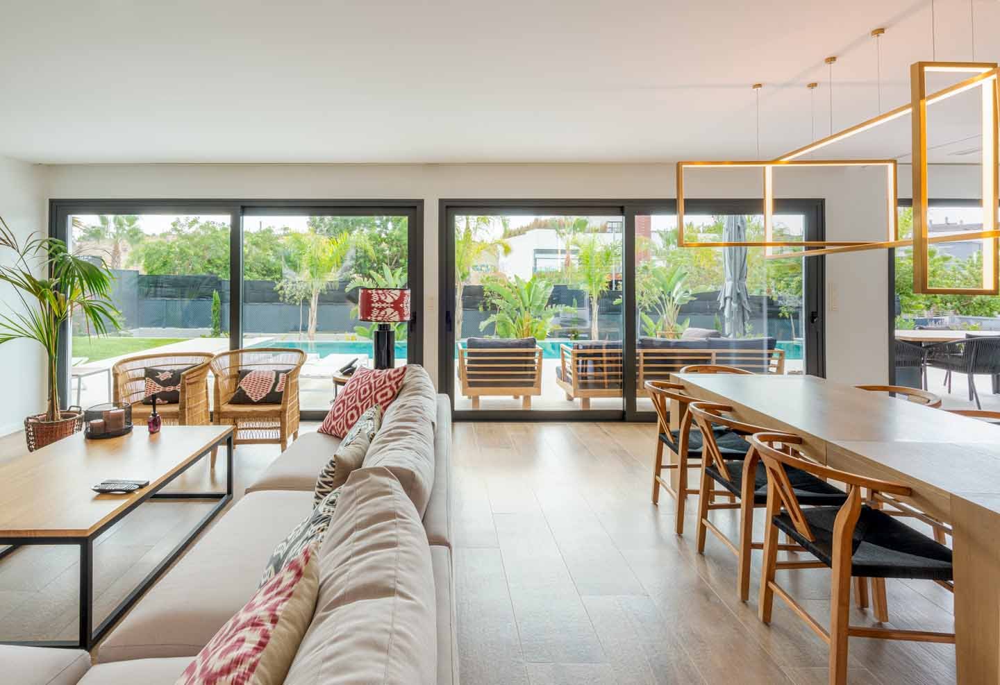 In der charmanten Stadt Molina de Segura gelegen, bietet dieser Wohnkomplex 34 unabhängige Häuser, die Komfort und Modernität vereinen. Die Immobilie