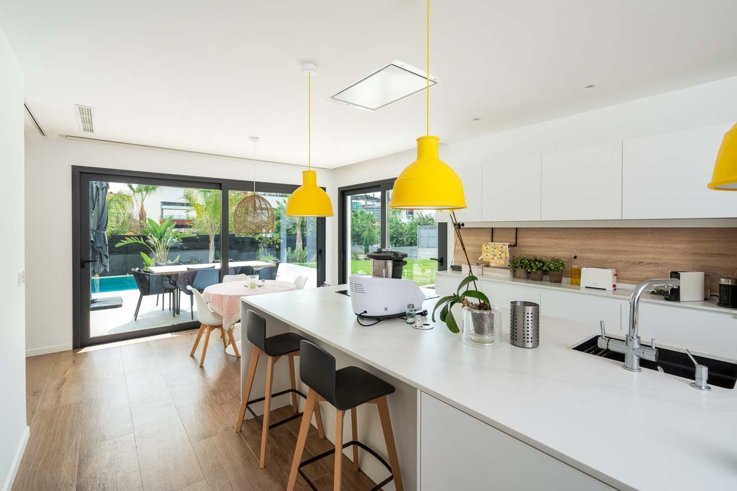 In der charmanten Stadt Molina de Segura gelegen, bietet dieser Wohnkomplex 34 unabhängige Häuser, die Komfort und Modernität vereinen. Die Immobilie