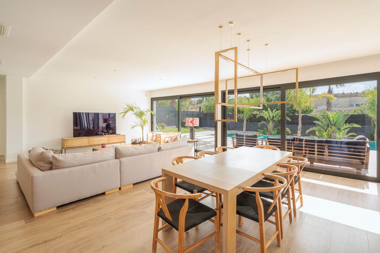 In der charmanten Stadt Molina de Segura gelegen, bietet dieser Wohnkomplex 34 unabhängige Häuser, die Komfort und Modernität vereinen. Die Immobilie