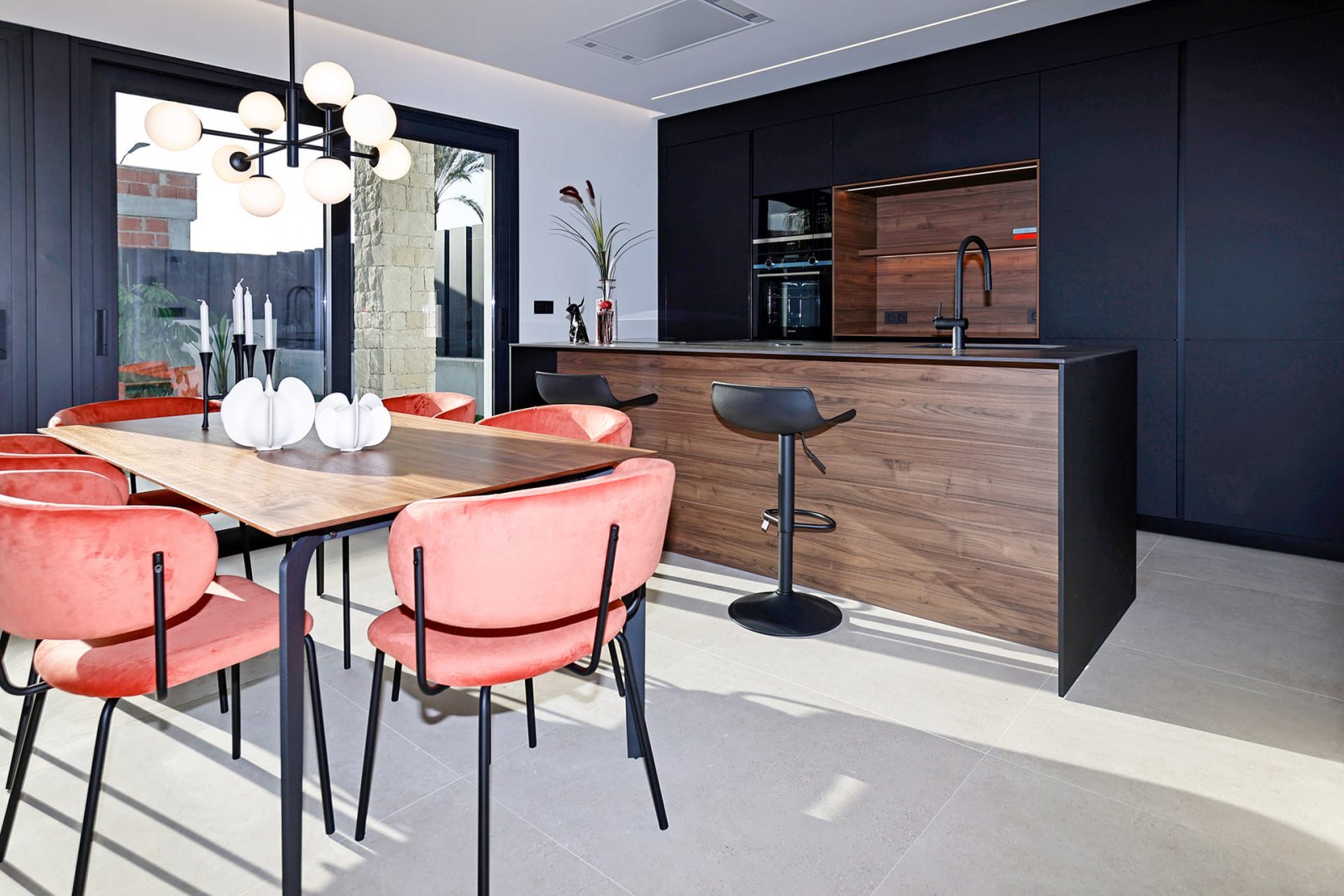 In der charmanten Stadt Molina de Segura gelegen, bietet dieser Wohnkomplex 34 unabhängige Häuser, die Komfort und Modernität vereinen. Die Immobilie