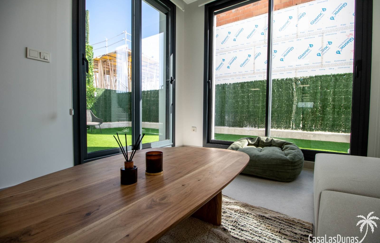  Wachen Sie jeden Morgen mit Blick auf das Meer und die grünen Hügel des benachbarten Golfplatzes auf. Profitieren Sie von natürlichem Licht dank der 