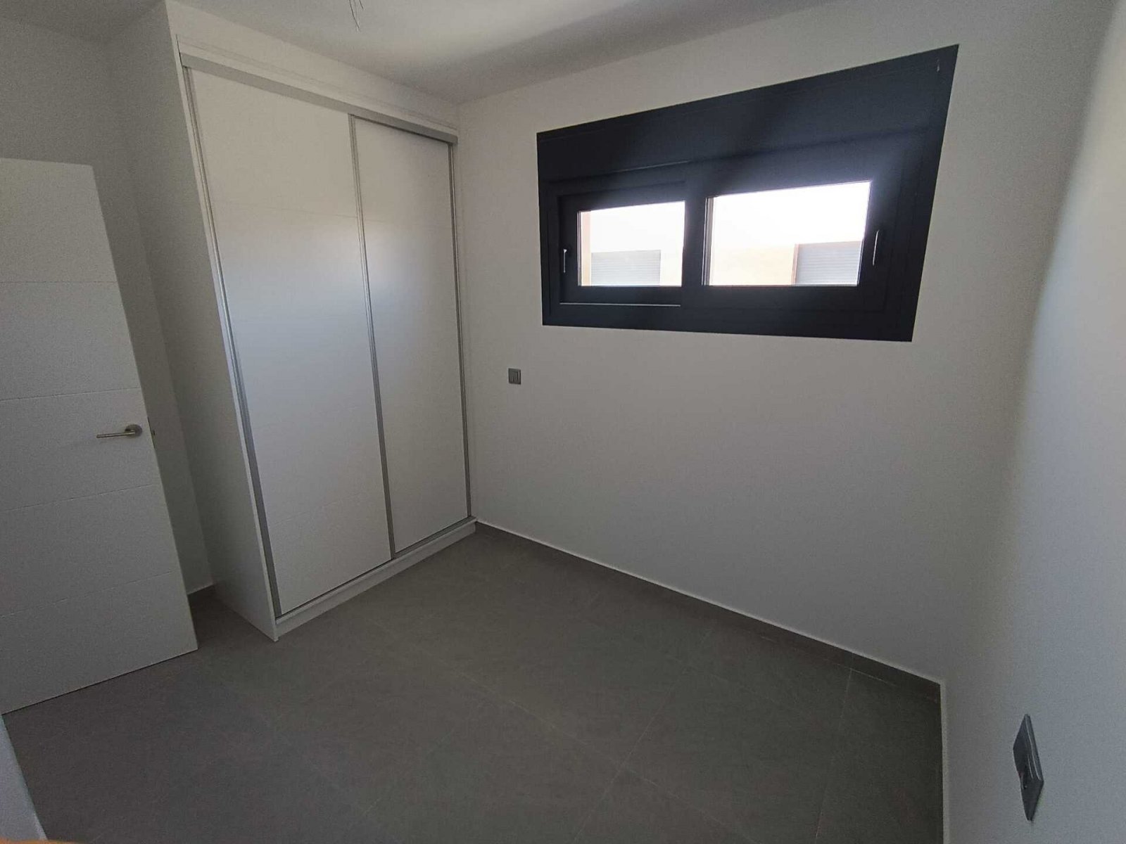 In der charmanten Umgebung von Daya Nueva gelegen, bietet diese exklusive Sammlung von 19 unabhängigen Häusern einen ruhigen und komfortablen Lebenss