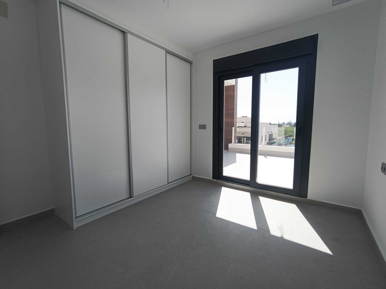 In der charmanten Umgebung von Daya Nueva gelegen, bietet diese exklusive Sammlung von 19 unabhängigen Häusern einen ruhigen und komfortablen Lebenss