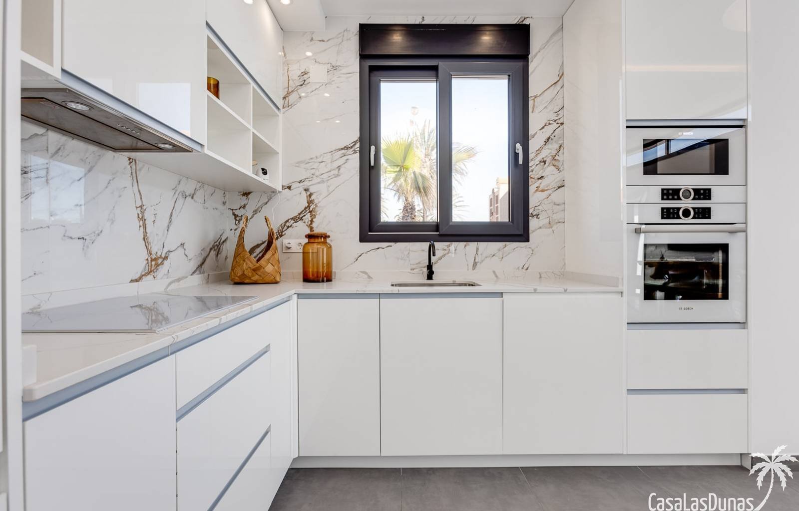  Im besten Teil der Stadt Torrevieja; In La Mata gibt es zwei Luxusvillen mit 4 Schlafzimmern und 3 Bädern. Natürlich ausgestattet mit einem privaten 