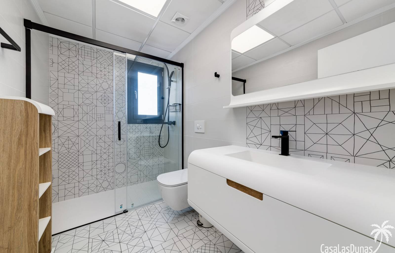  Im sonnigen Torrevieja gibt es eine einzigartige Villa mit Meerblick. Die Villa wurde komplett renoviert und verfügt sowohl innen als auch außen über