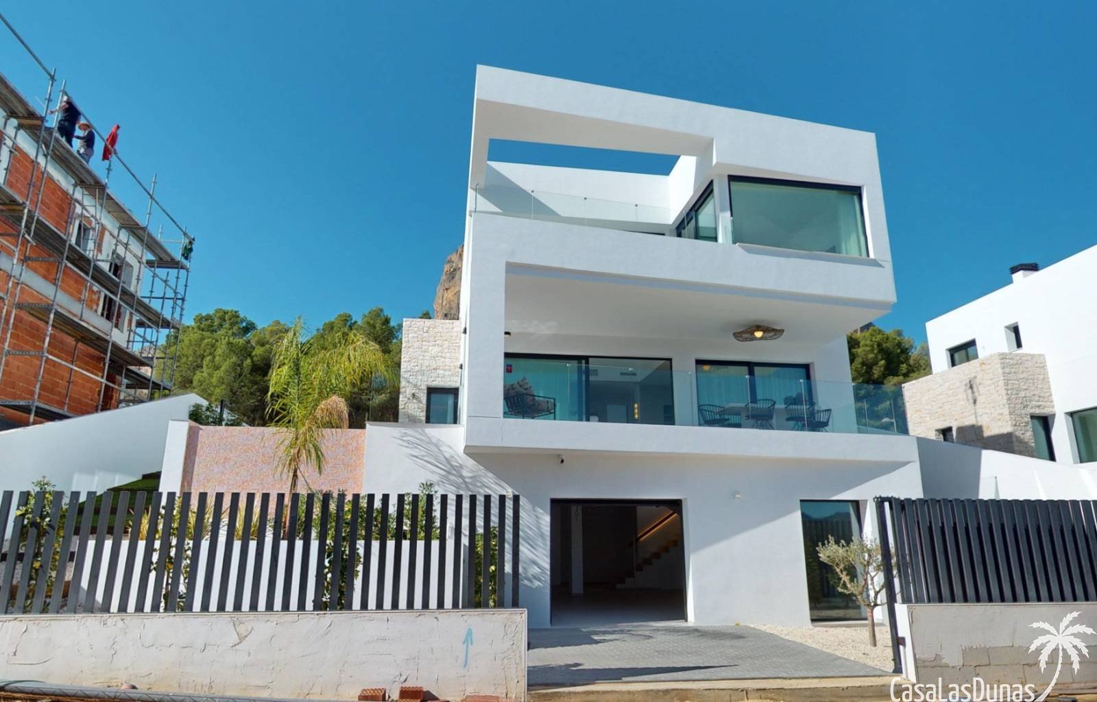  Im sonnenverwöhnten Polop an der Costa Blanca entstehen 6 wunderschöne Villen mit privaten Pools. Die Häuser befinden sich in einer sehr schönen Lage