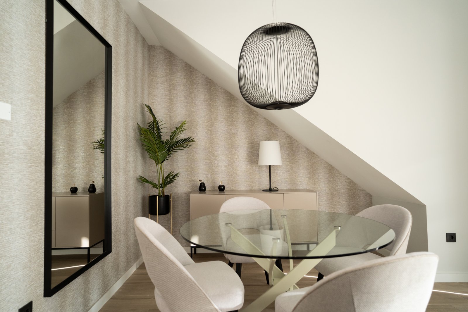  In der charmanten Stadt Torrevieja gelegen, bietet diese Wohnanlage eine Vielzahl von Wohnungen, die sich an unterschiedliche Bedürfnisse und Lebenss