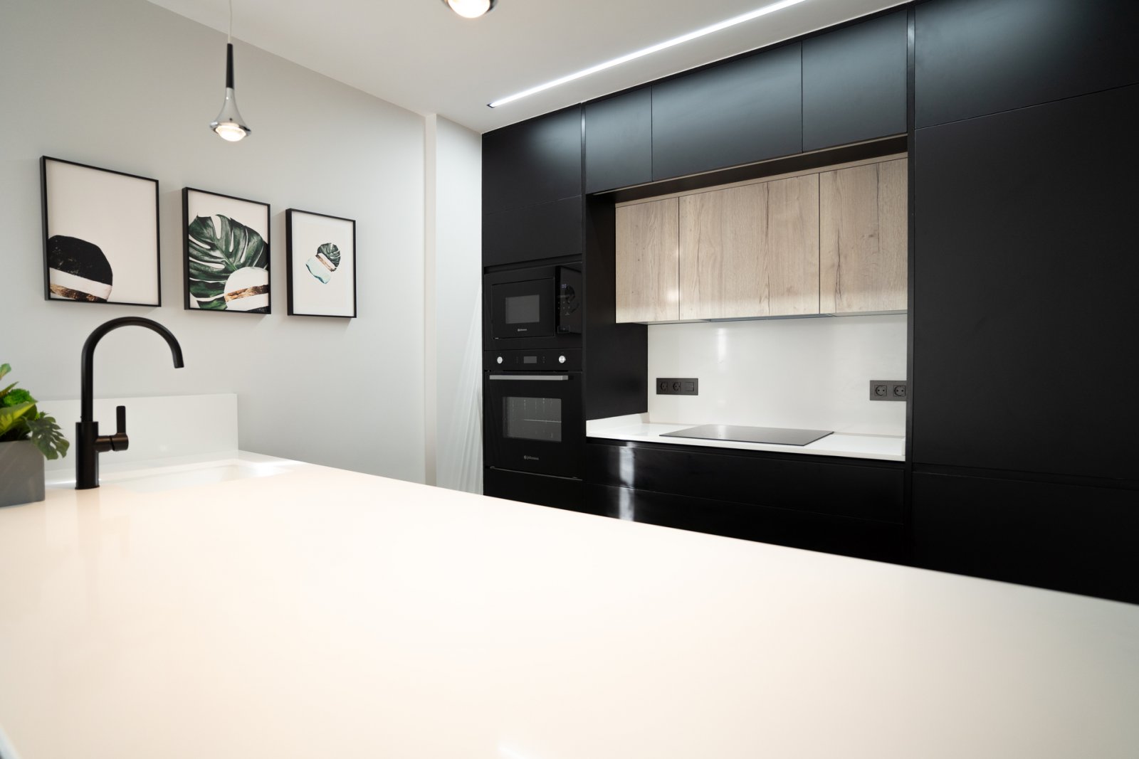  In der charmanten Stadt Torrevieja gelegen, bietet diese Wohnanlage eine Vielzahl von Wohnungen, die sich an unterschiedliche Bedürfnisse und Lebenss