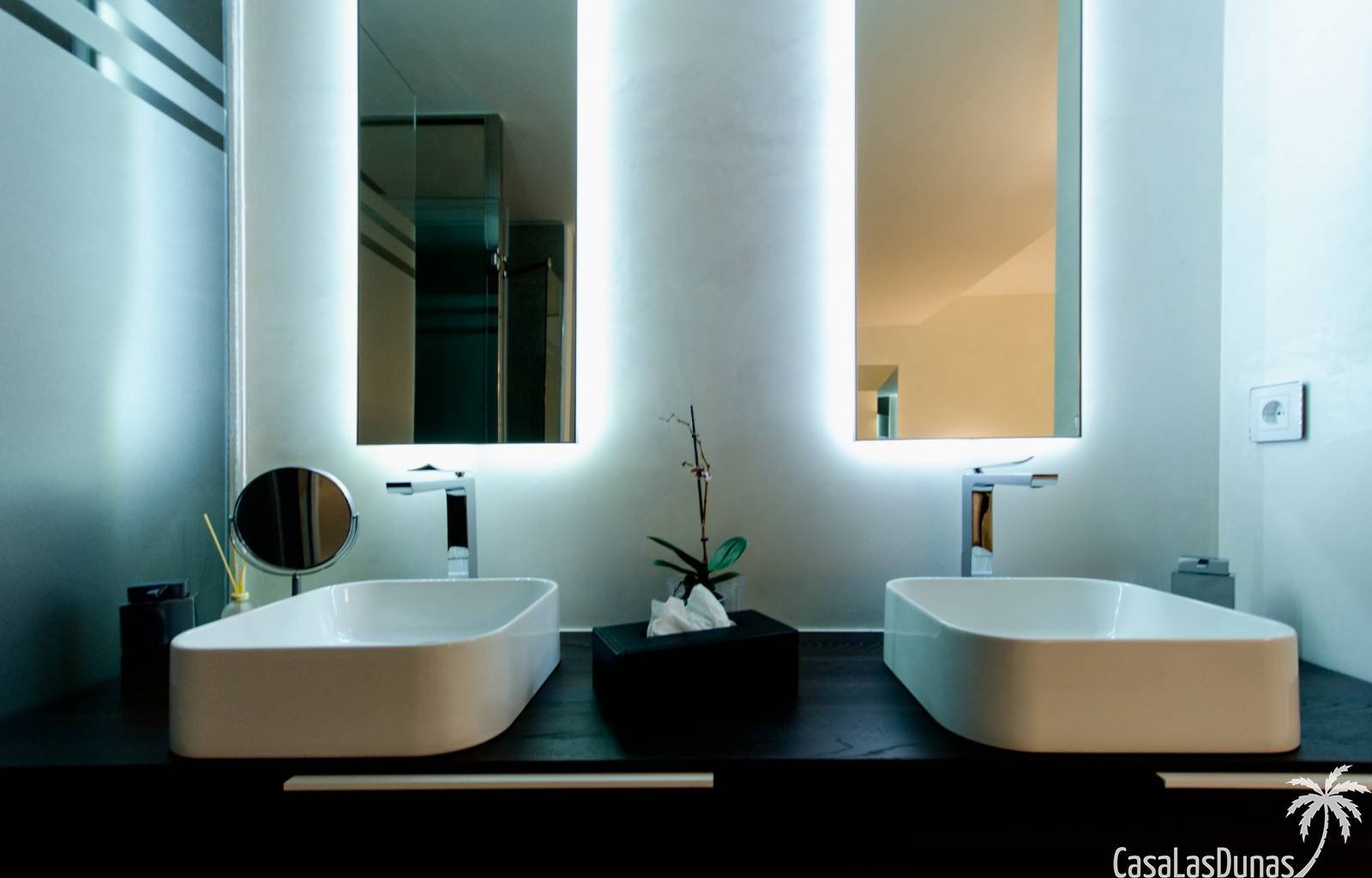  Nur wenige Schritte vom wunderschönen Sandstrand von Campoamor entfernt finden wir diese einzigartige Villa: Aguamarina. Die Villa befindet sich auf 