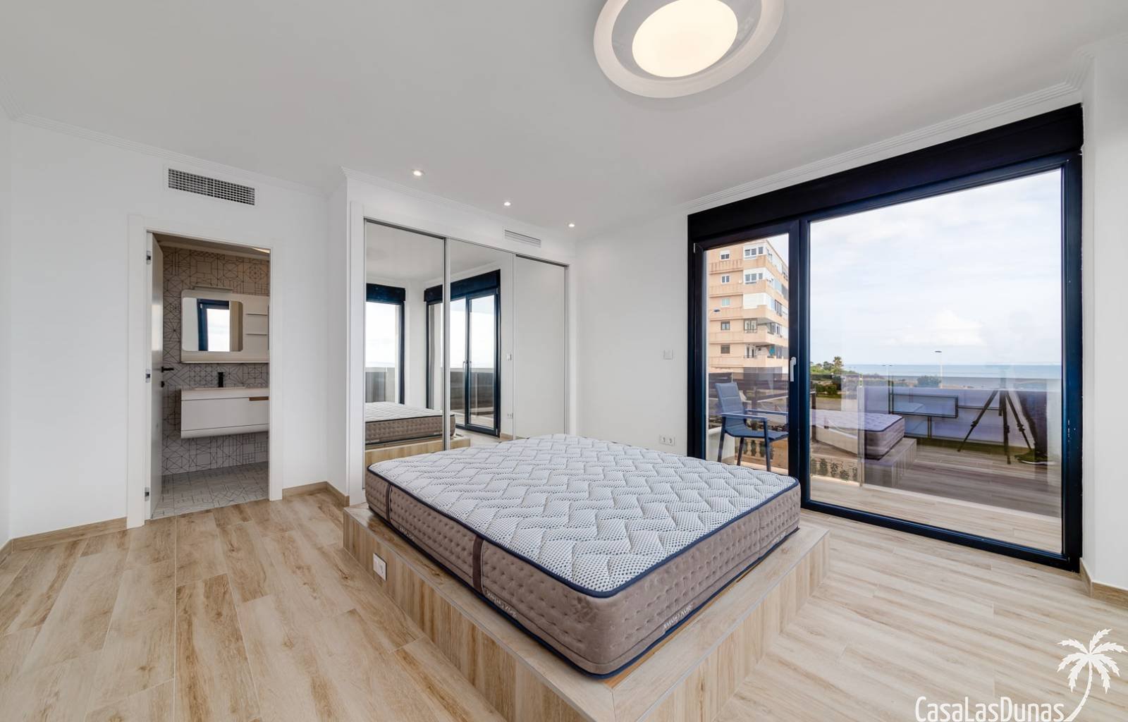  Im sonnigen Torrevieja gibt es eine einzigartige Villa mit Meerblick. Die Villa wurde komplett renoviert und verfügt sowohl innen als auch außen über