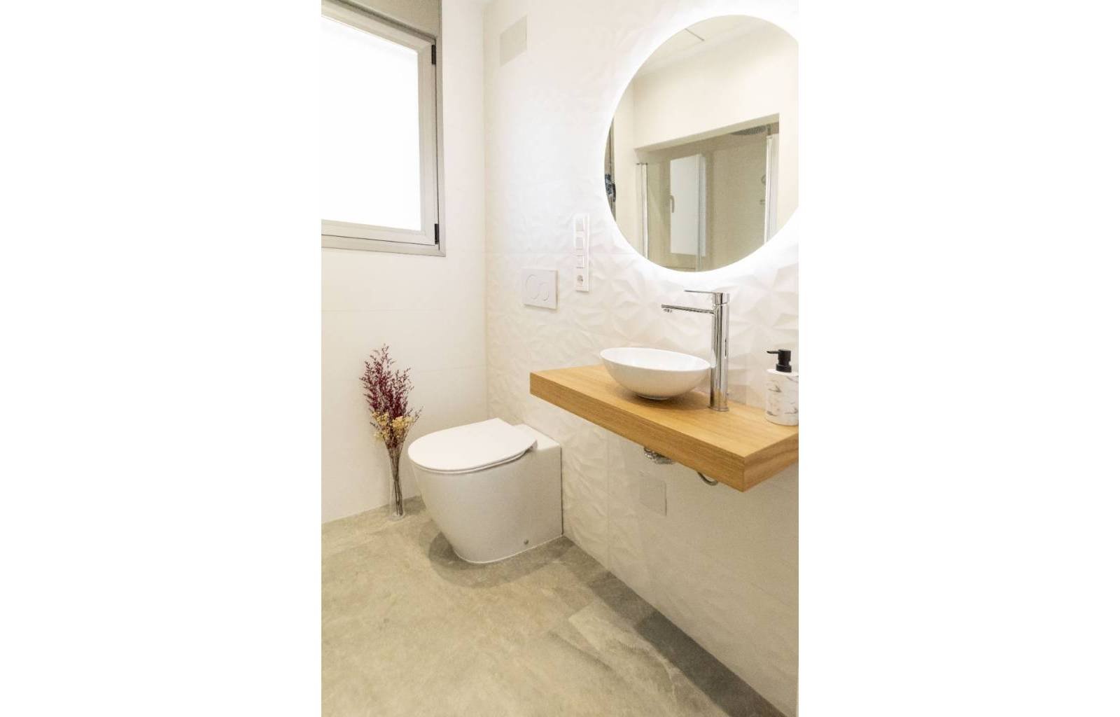 Schöne neue Villen von 128 m2 mit privatem Pool in Pilar de la Horadada. Die Häuser verfügen über 3 Schlafzimmer und 3 Badezimmer und verteilen sich