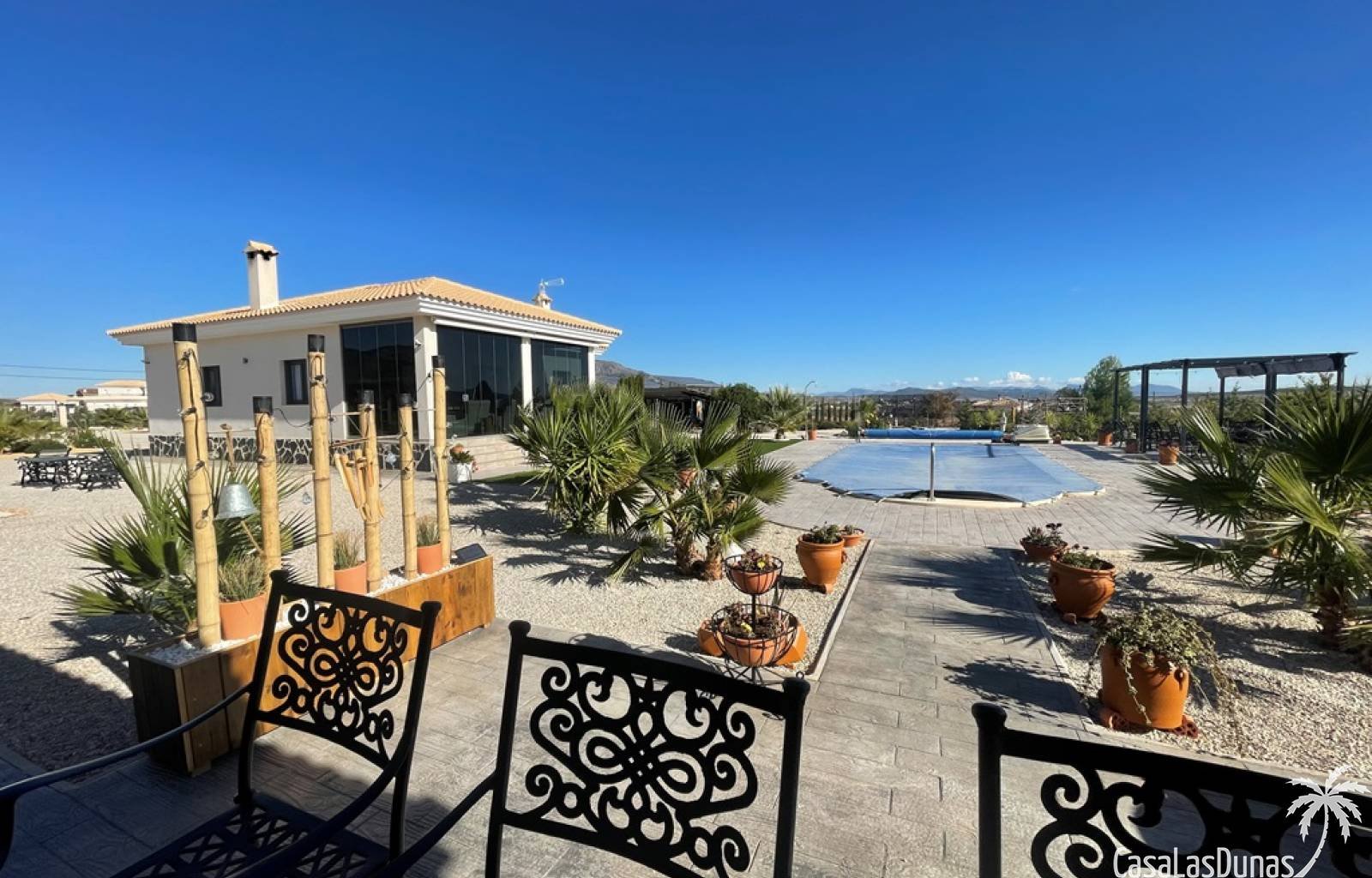  Bauen Sie Ihre eigene Traumvilla in Pinoso ! Es besteht die Möglichkeit, zwischen einem traditionellen Baustil und einem modernen Stil zu wählen. Das