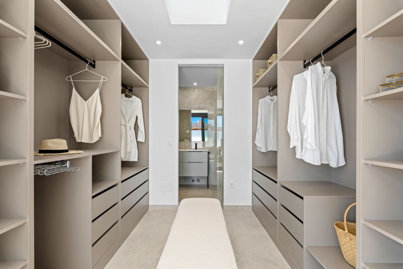  Im charmanten Ort Polop gelegen, bietet dieser Wohnkomplex 19 freistehende Häuser, die für diejenigen entworfen wurden, die ein exklusives und komfor