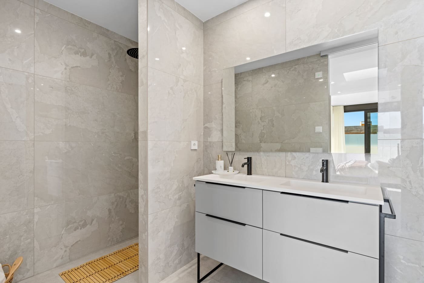  Im charmanten Ort Polop gelegen, bietet dieser Wohnkomplex 19 freistehende Häuser, die für diejenigen entworfen wurden, die ein exklusives und komfor