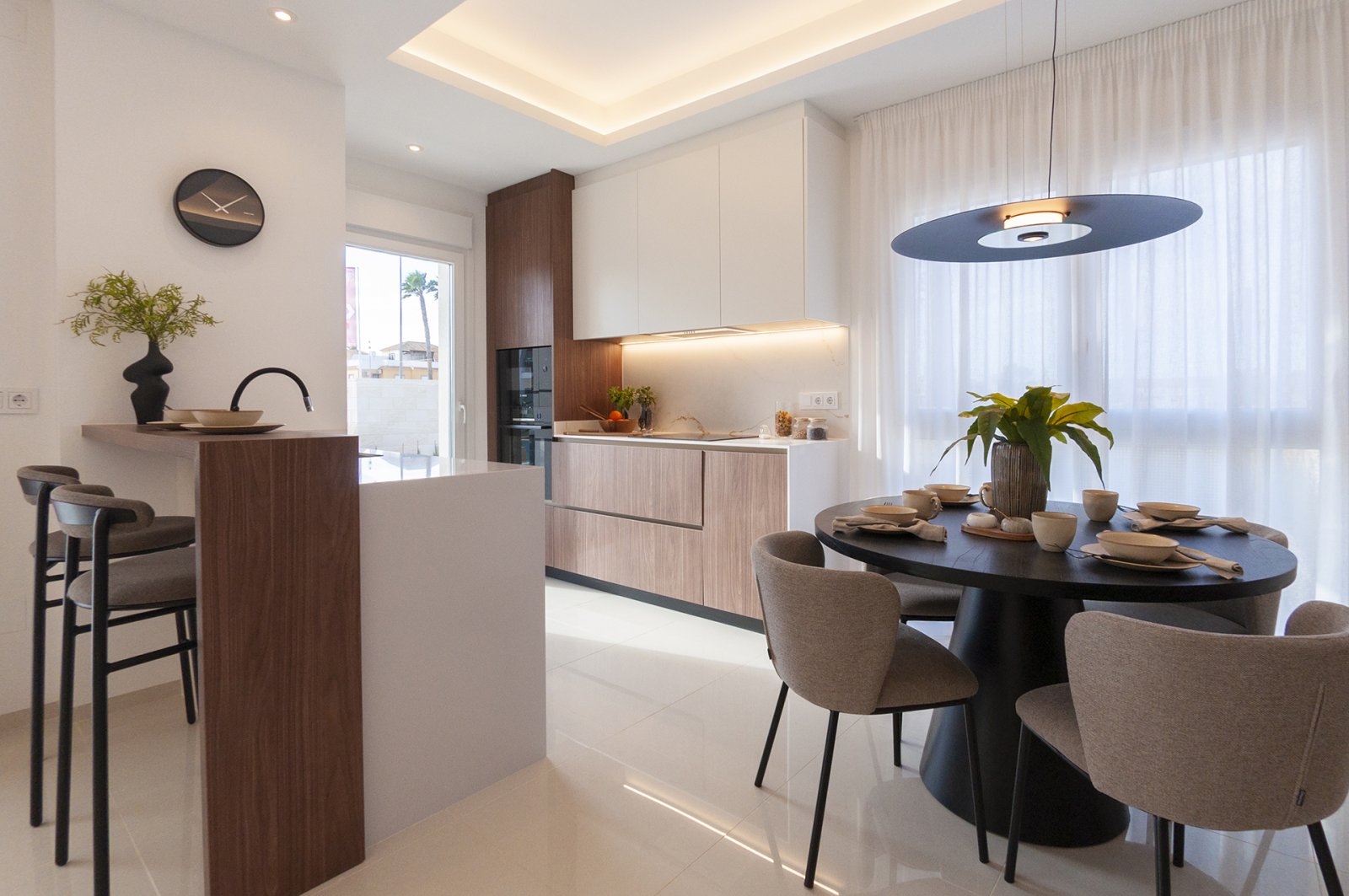 In der charmanten Stadt Ciudad Quesada gelegen, bieten diese Low-Bungalows eine einzigartige Gelegenheit, eine ruhige und gut angebundene Umgebung zu