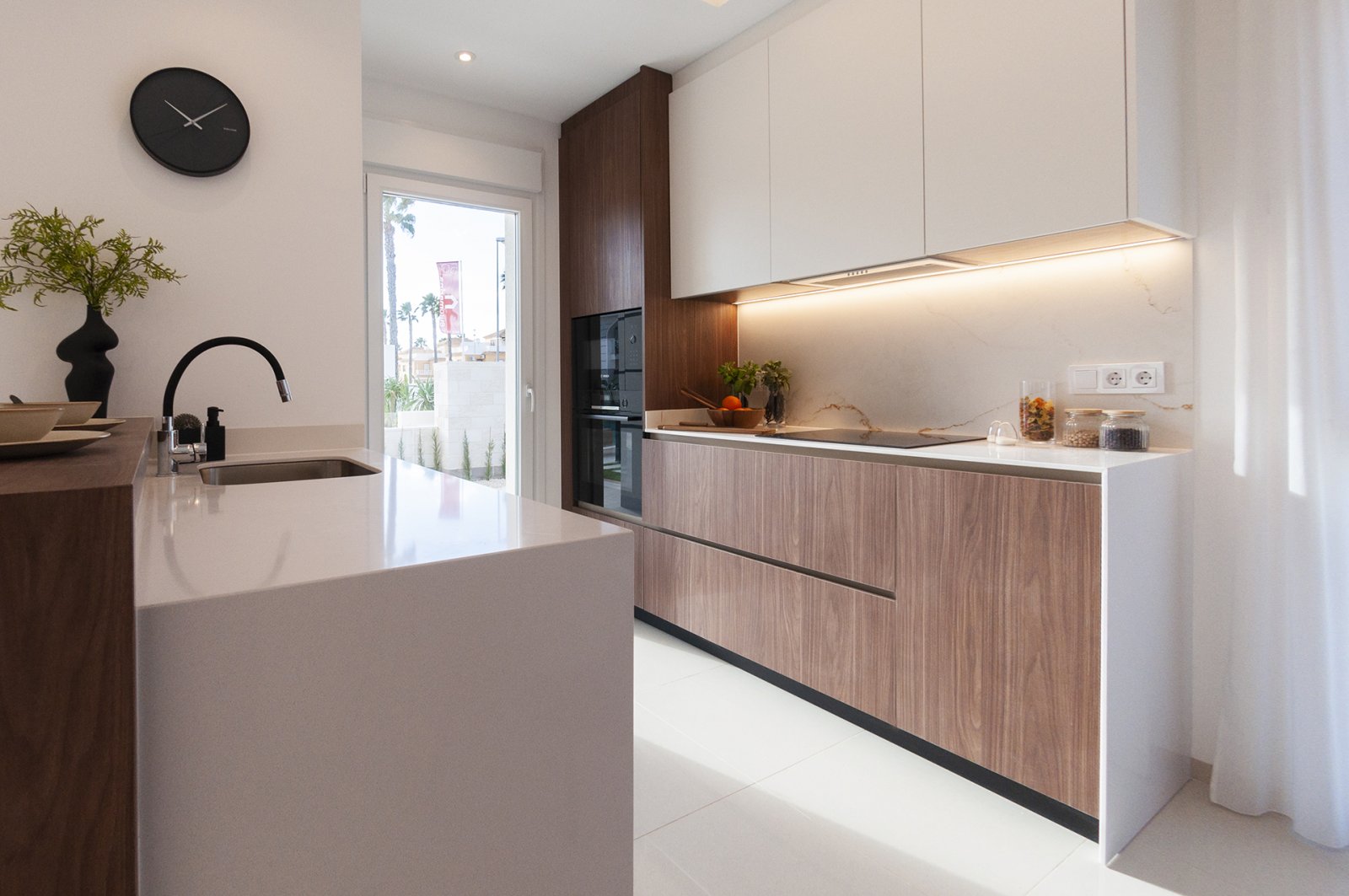 In der charmanten Stadt Ciudad Quesada gelegen, bieten diese Low-Bungalows eine einzigartige Gelegenheit, eine ruhige und gut angebundene Umgebung zu