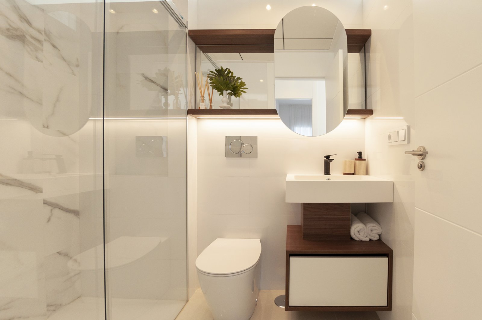 In der charmanten Stadt Ciudad Quesada gelegen, bieten diese Low-Bungalows eine einzigartige Gelegenheit, eine ruhige und gut angebundene Umgebung zu