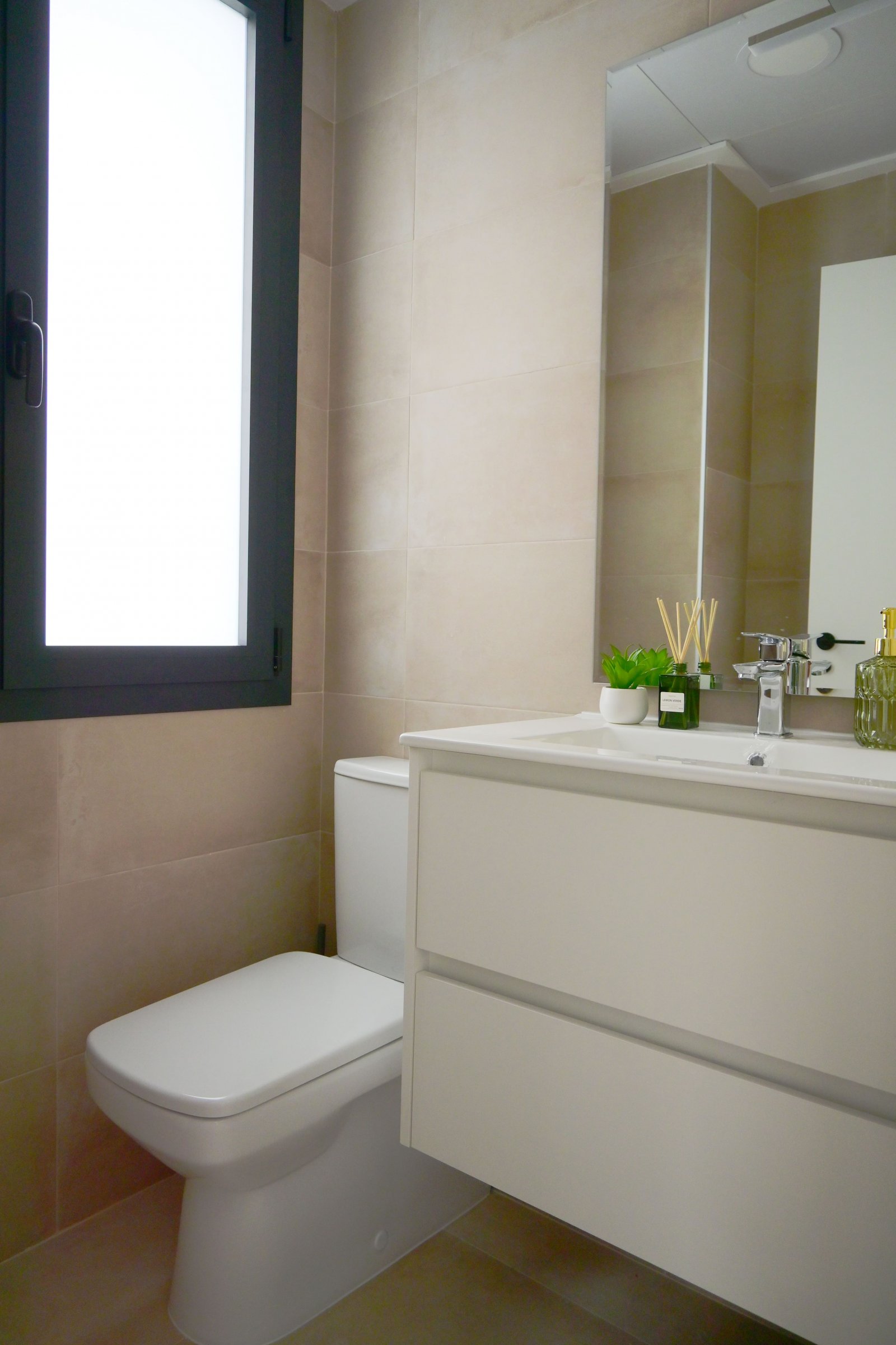 Diese exklusive Sammlung von Häusern befindet sich in der charmanten Stadt Dolores und bietet einen außergewöhnlichen Lebensstil in einer ruhigen und