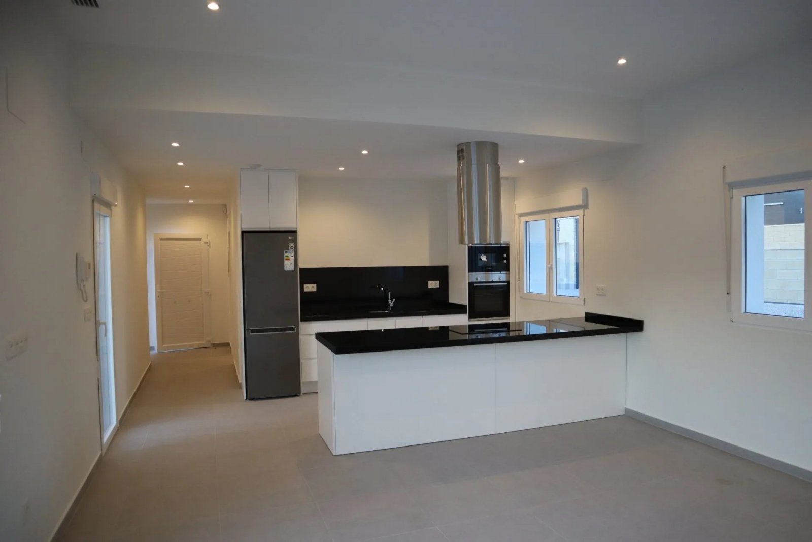  Gelegen im charmanten Ort La Romana, bietet dieses exklusive Immobilienangebot zwei freistehende Häuser für diejenigen, die eine ruhige und gut angeb