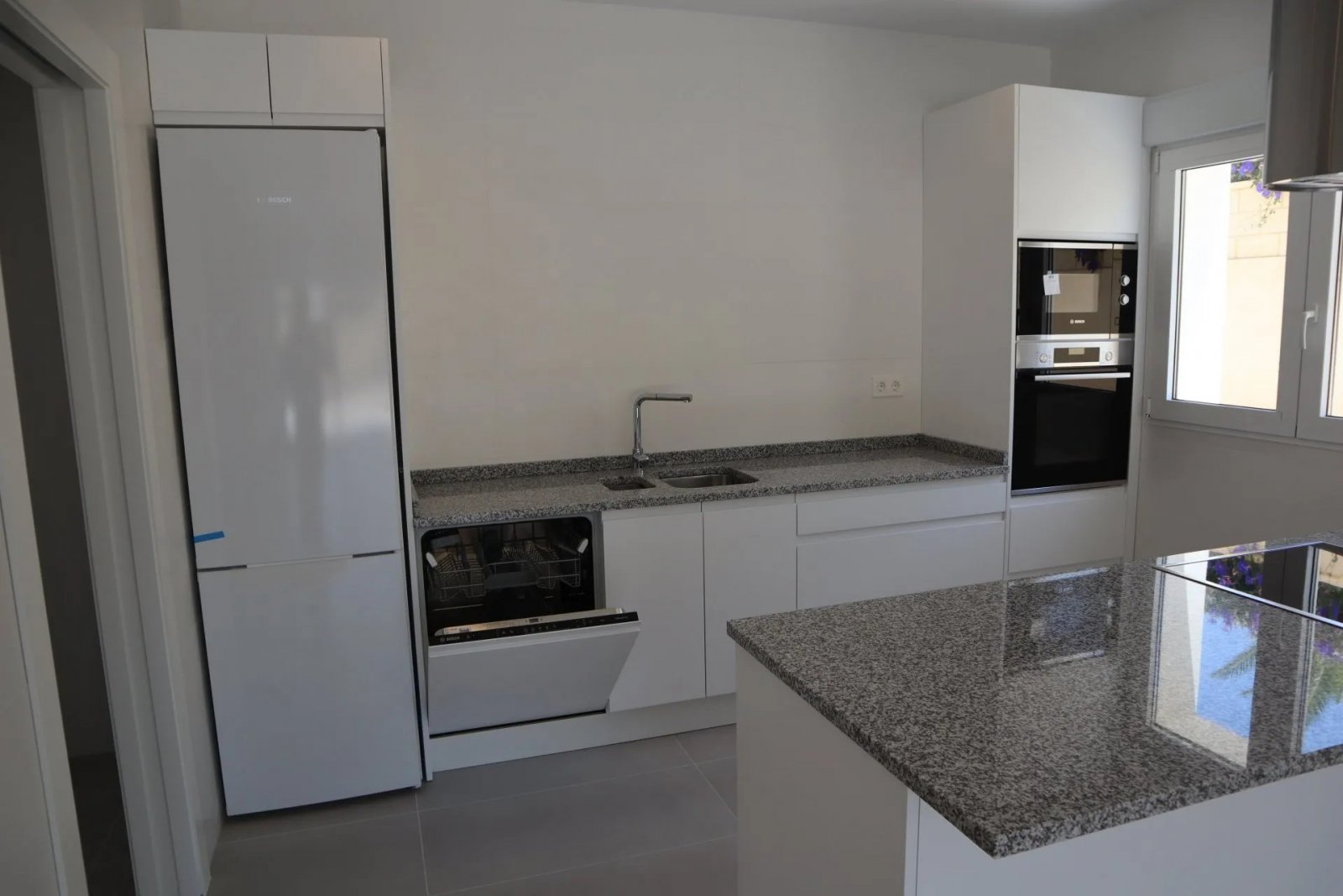  Gelegen im charmanten Ort La Romana, bietet dieses exklusive Immobilienangebot zwei freistehende Häuser für diejenigen, die eine ruhige und gut angeb