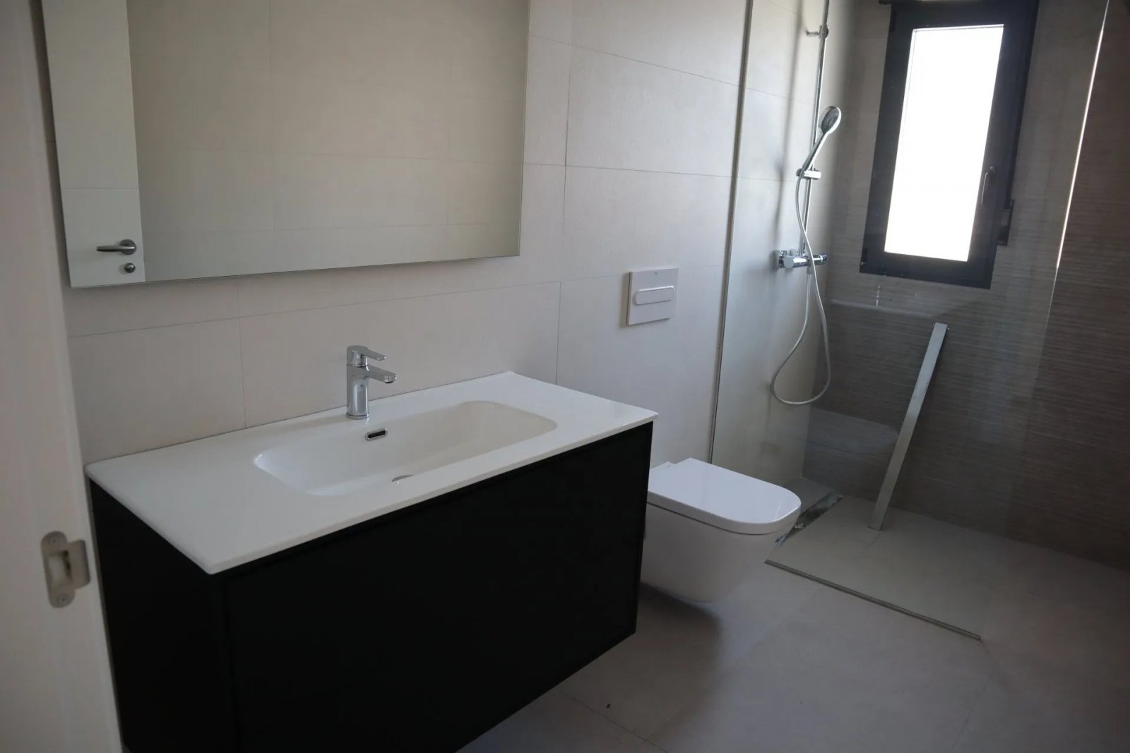  Gelegen im charmanten Ort La Romana, bietet dieses exklusive Immobilienangebot zwei freistehende Häuser für diejenigen, die eine ruhige und gut angeb