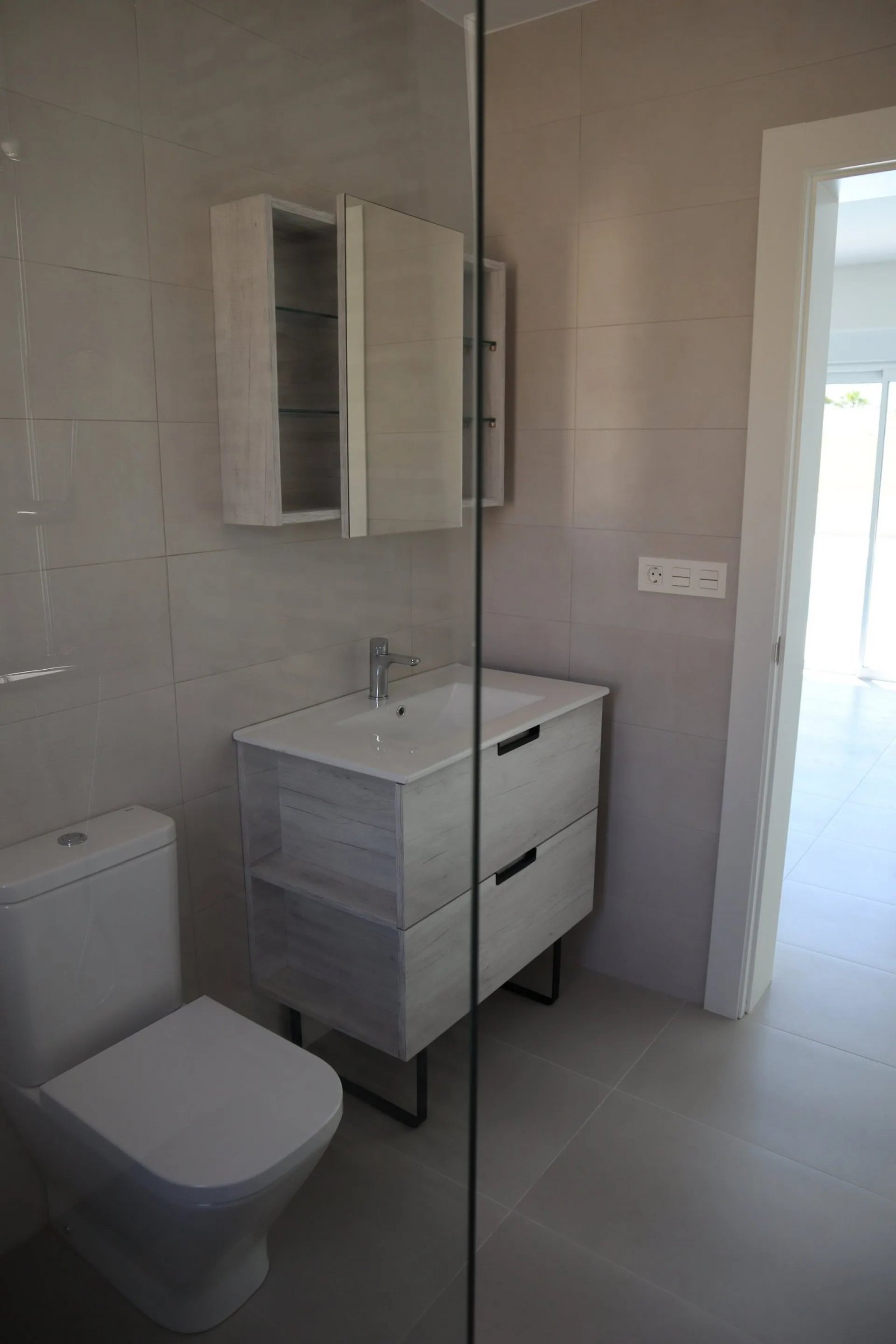  Gelegen im charmanten Ort La Romana, bietet dieses exklusive Immobilienangebot zwei freistehende Häuser für diejenigen, die eine ruhige und gut angeb