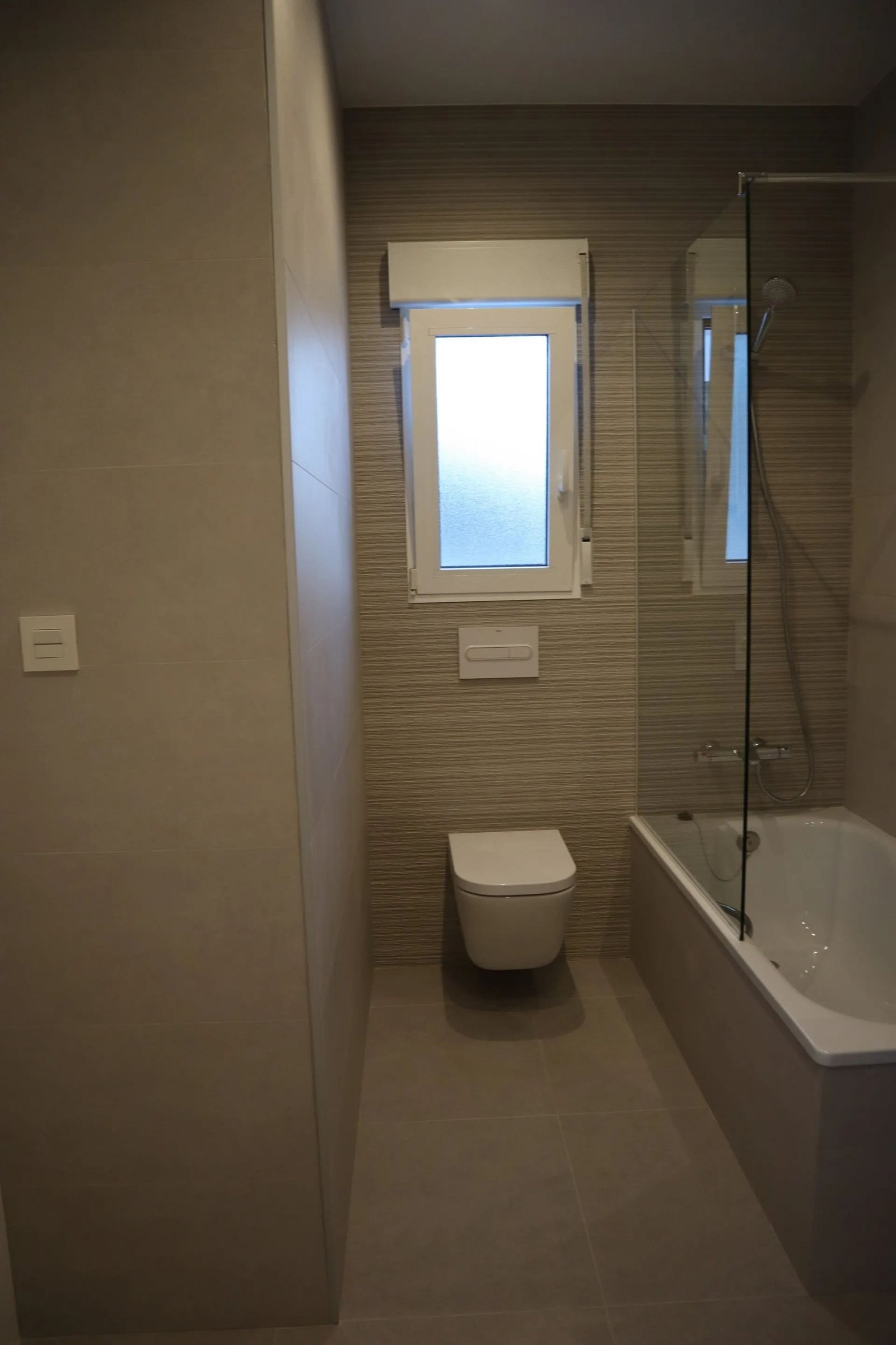  Gelegen im charmanten Ort La Romana, bietet dieses exklusive Immobilienangebot zwei freistehende Häuser für diejenigen, die eine ruhige und gut angeb