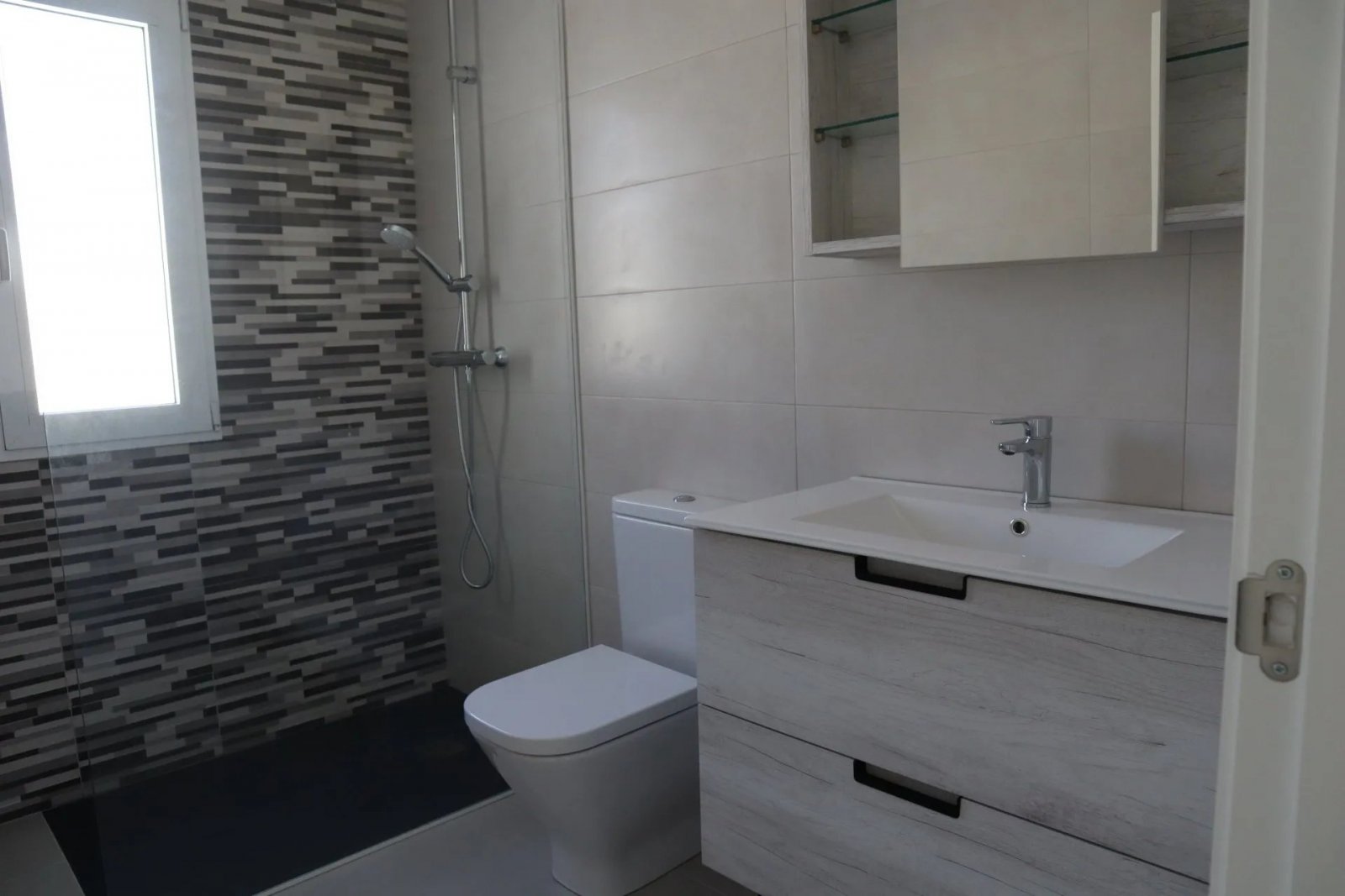  Gelegen im charmanten Ort La Romana, bietet dieses exklusive Immobilienangebot zwei freistehende Häuser für diejenigen, die eine ruhige und gut angeb