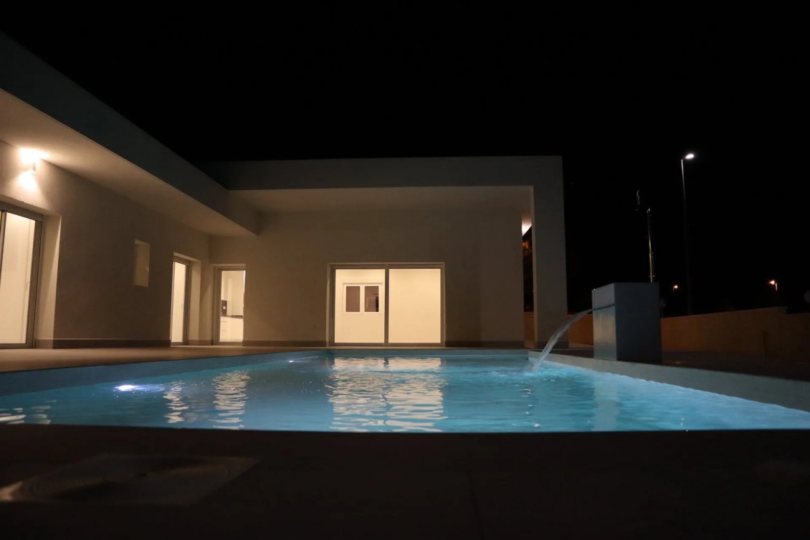  Gelegen im charmanten Ort La Romana, bietet dieses exklusive Immobilienangebot zwei freistehende Häuser für diejenigen, die eine ruhige und gut angeb