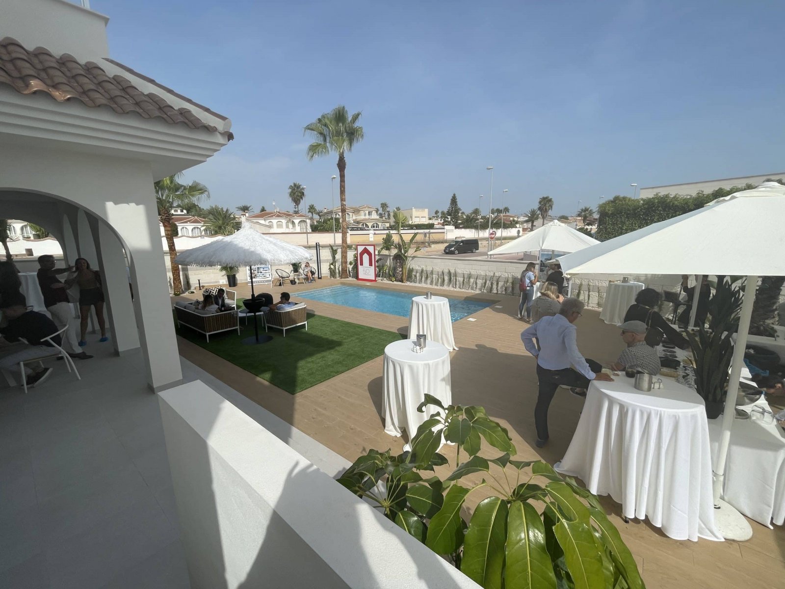  In der charmanten Ciudad Quesada gelegen, bietet diese freistehende Immobilie ein exklusives Wohnerlebnis. Für diejenigen, die Privatsphäre und Komfo