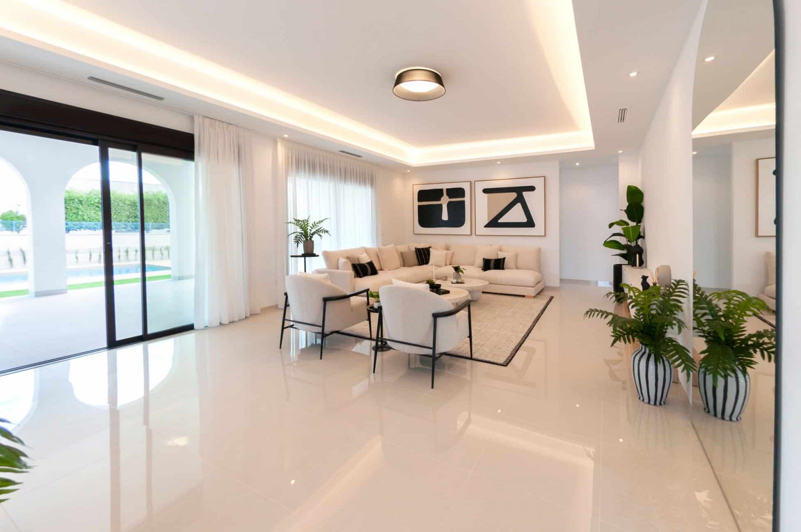  In der charmanten Ciudad Quesada gelegen, bietet diese freistehende Immobilie ein exklusives Wohnerlebnis. Für diejenigen, die Privatsphäre und Komfo