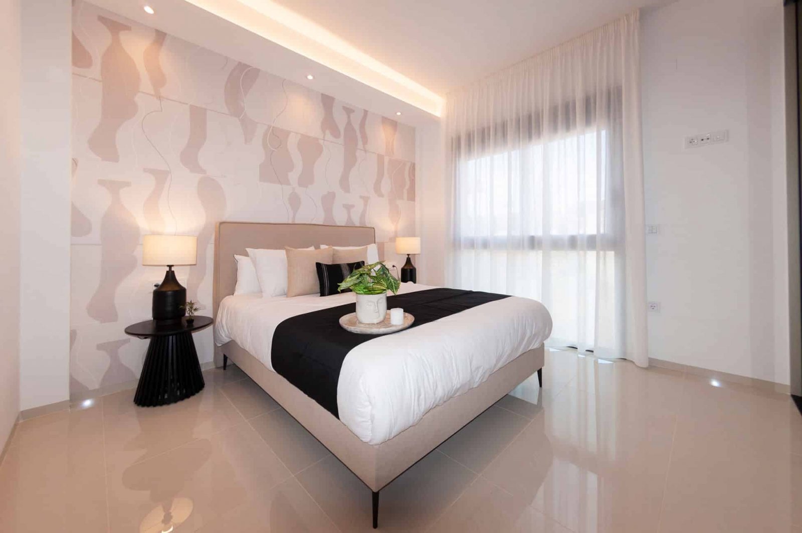  In der charmanten Ciudad Quesada gelegen, bietet diese freistehende Immobilie ein exklusives Wohnerlebnis. Für diejenigen, die Privatsphäre und Komfo