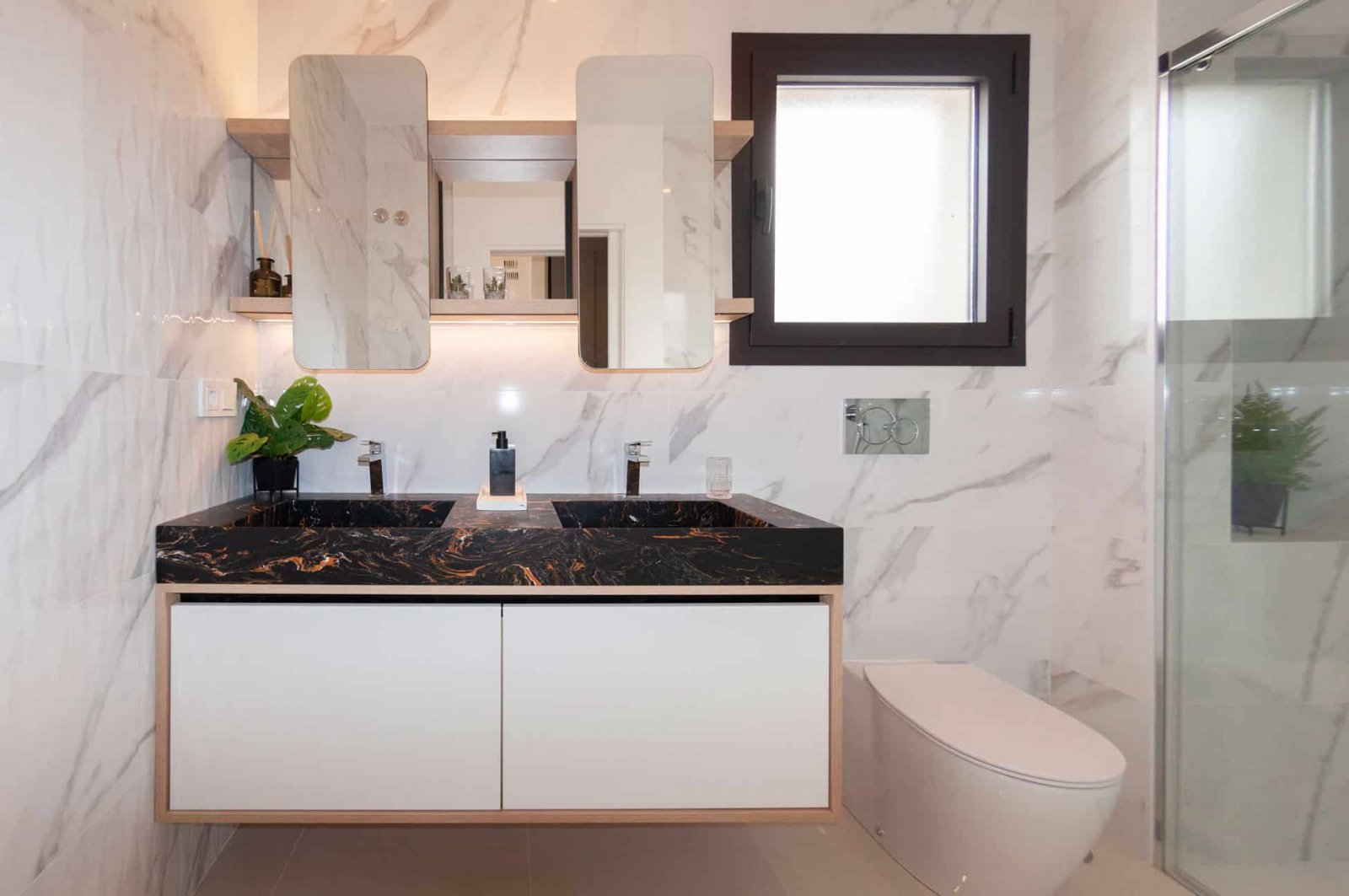  In der charmanten Ciudad Quesada gelegen, bietet diese freistehende Immobilie ein exklusives Wohnerlebnis. Für diejenigen, die Privatsphäre und Komfo