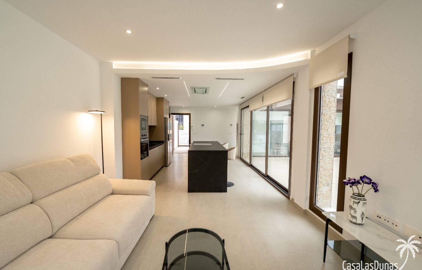  Entdecken Sie diese herrlichen Villen in Rojales. Jede Villa verfügt über 3 Schlafzimmer und 3 Badezimmer, zwei davon en-suite. Diese modernen Häuser