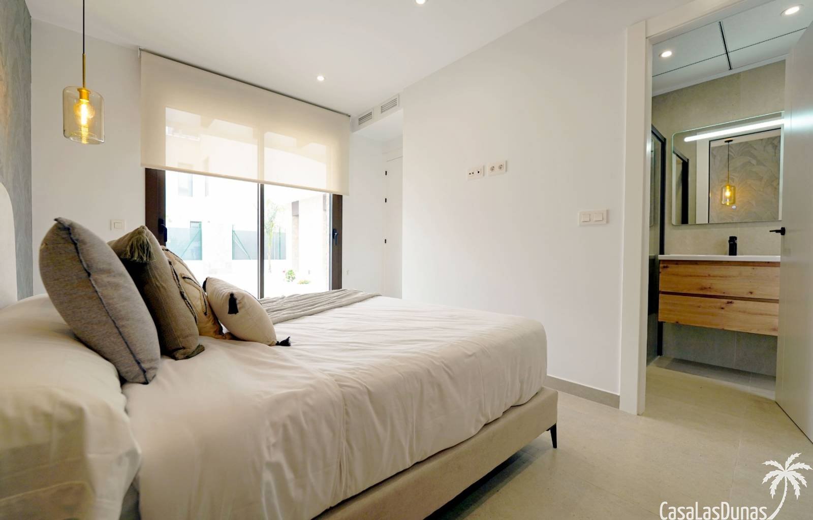  Entdecken Sie diese herrlichen Villen in Rojales. Jede Villa verfügt über 3 Schlafzimmer und 3 Badezimmer, zwei davon en-suite. Diese modernen Häuser