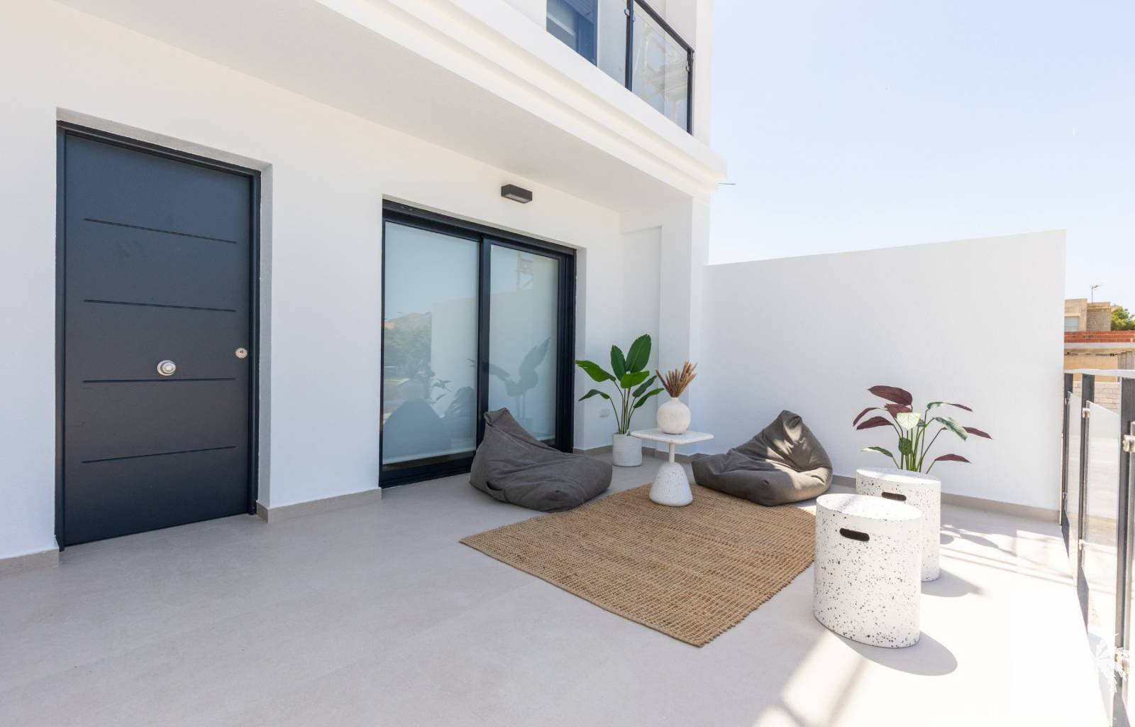  Im Dorf Rafal, am Fuße der Callosa del Segura-Bergkette, befindet sich diese neue Anlage mit geräumigen Doppelhaushälften. Sie verfügen über eine übe